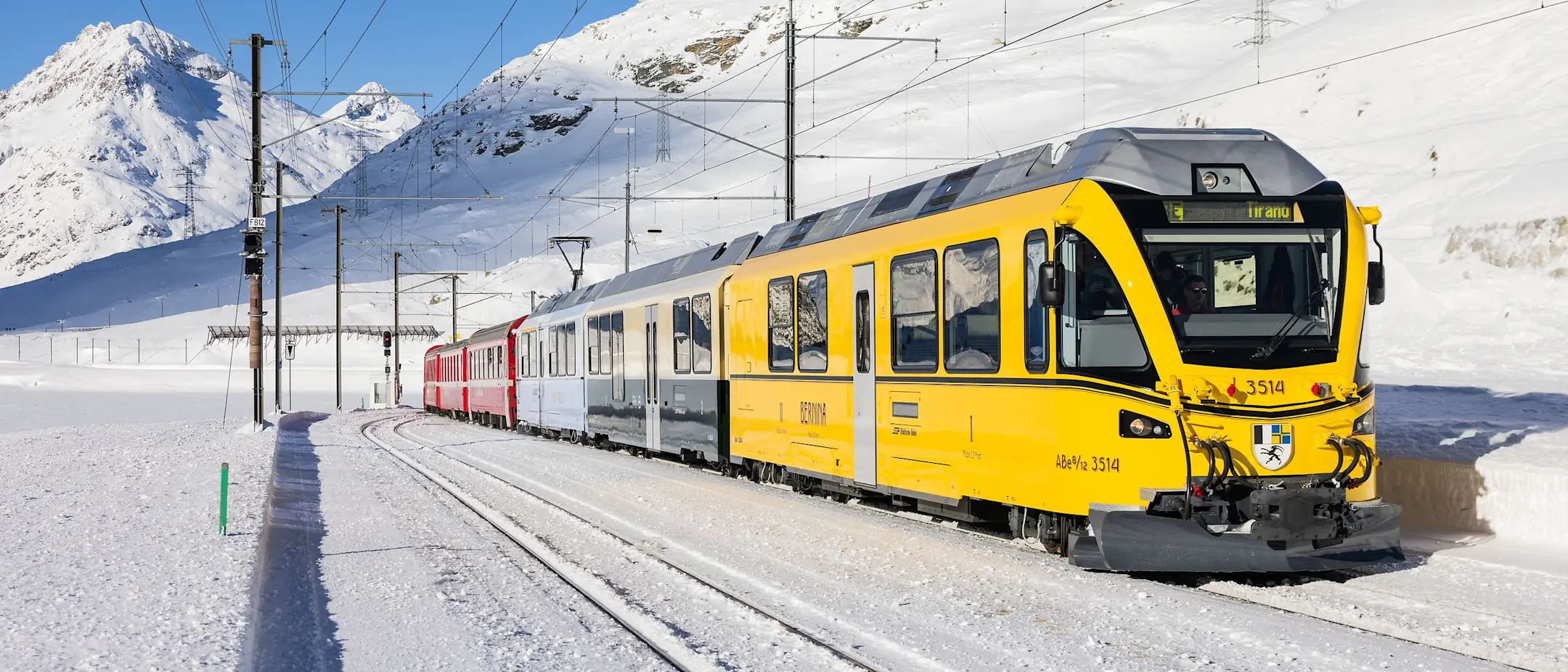Der Ahnenzug der RhB fährt in seinem speziellen Design auf der Berninalinie.