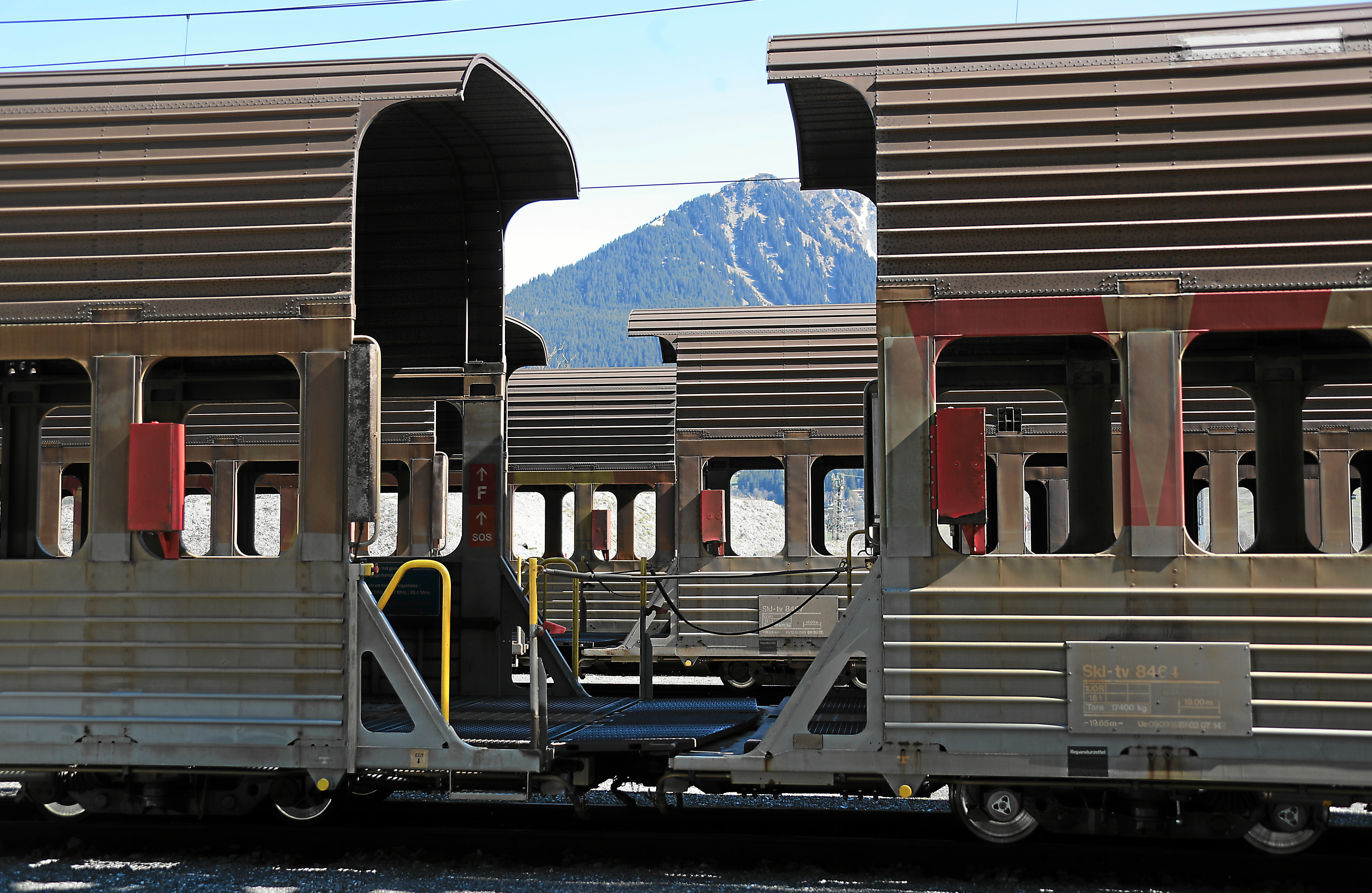 Alte Waggons von Zügen der Rhätischen Bahn vor einer Winterkulisse