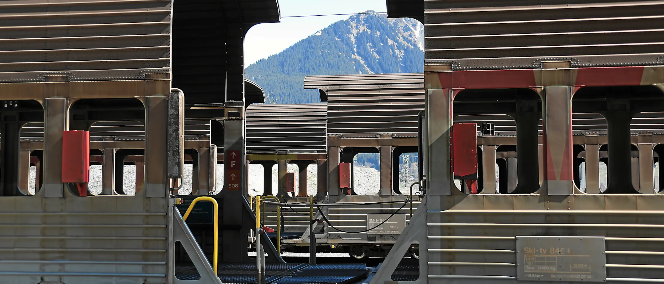 Alte Waggons von Zügen der Rhätischen Bahn vor einer Winterkulisse