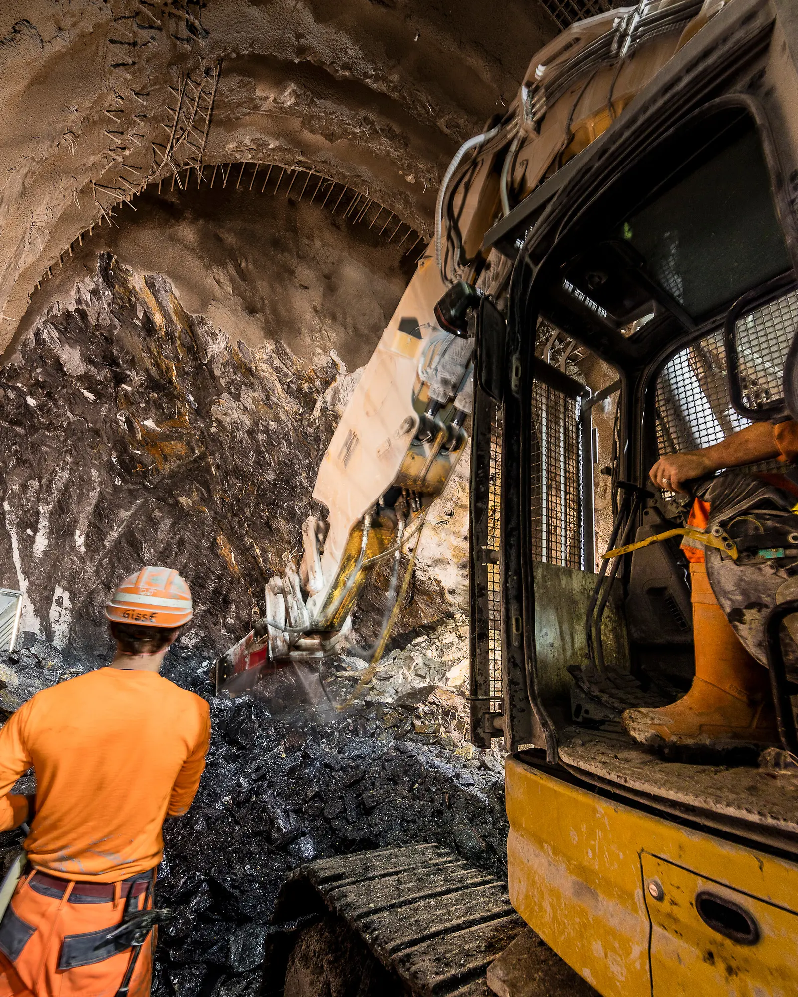 Neubau Albulatunnel: Gegenvortrieb durch die vereiste Störzone Raibler-Rauwacke aus der Kaverne Richtung Preda.