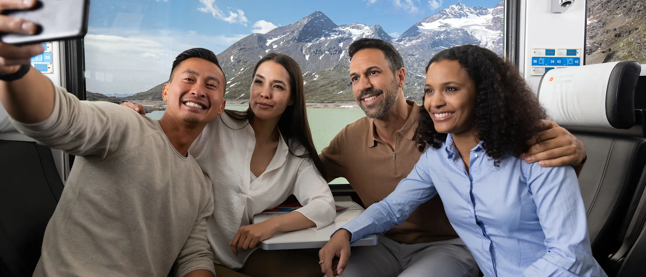 Vier Fahrgäste machen ein Selfie im Bernina Express.