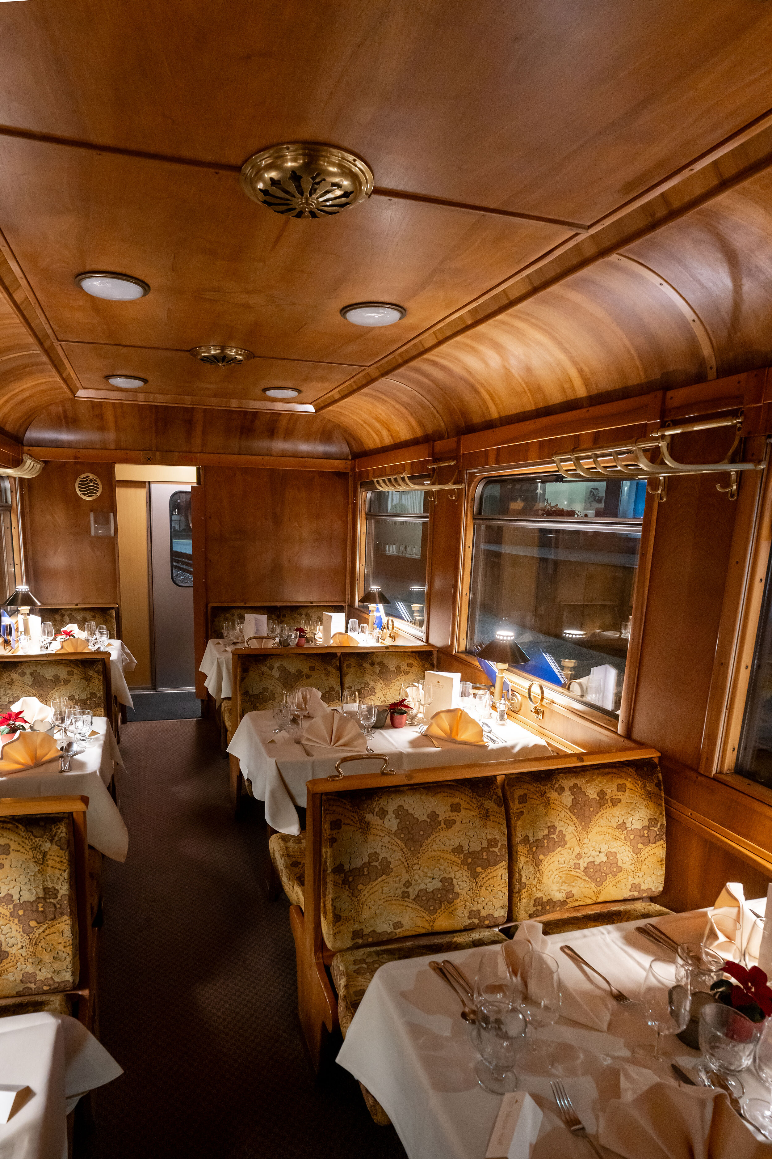 Innenansicht im historischen Speisewagen Gourmino der RhB.