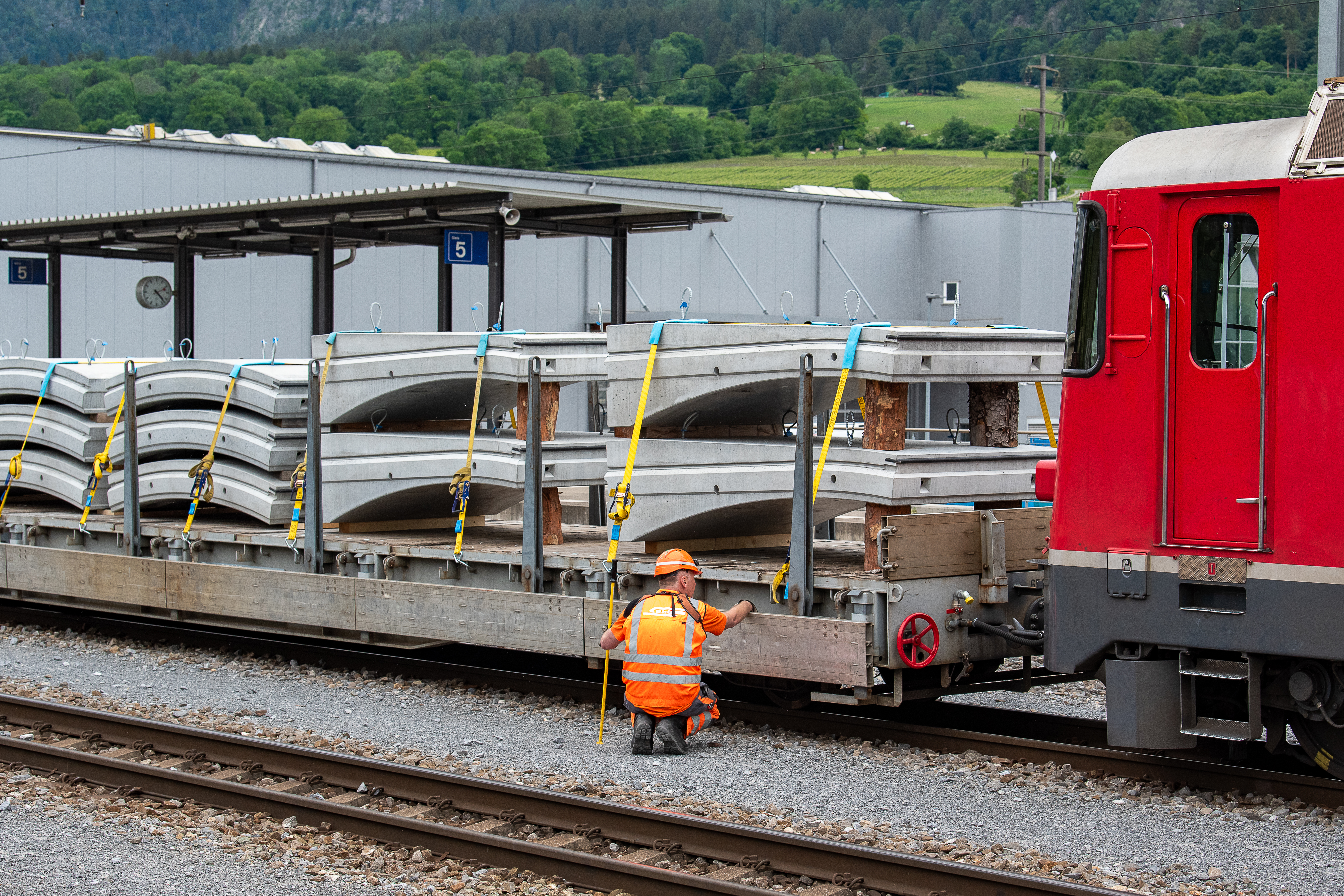 Mitarbeiter auf den Gleisen