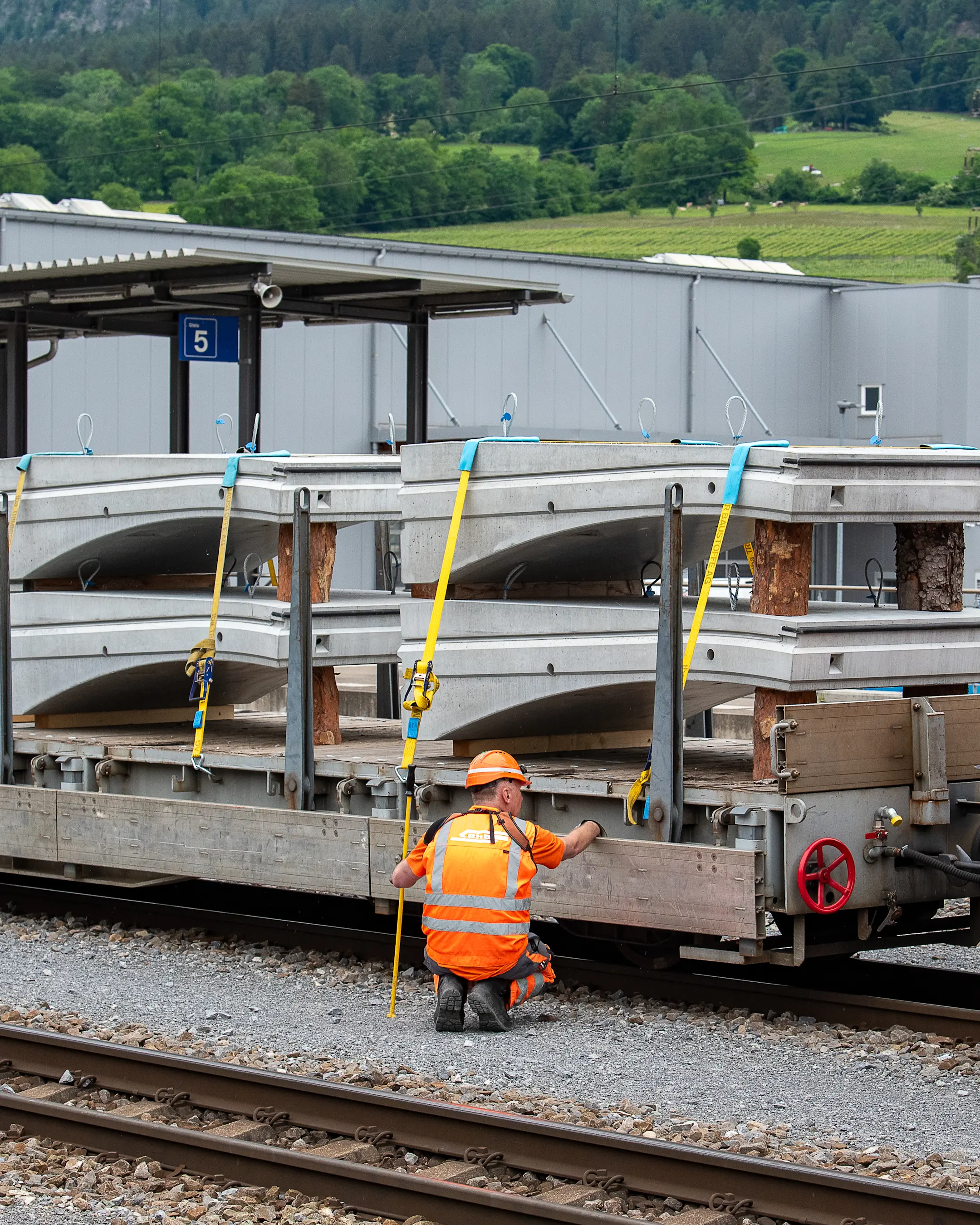 Mitarbeiter auf den Gleisen