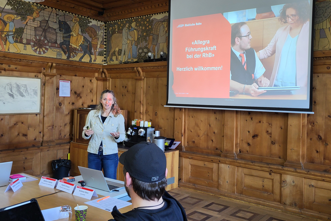 Referentin vor einer Folie im Verwaltungsratssaal der RhB