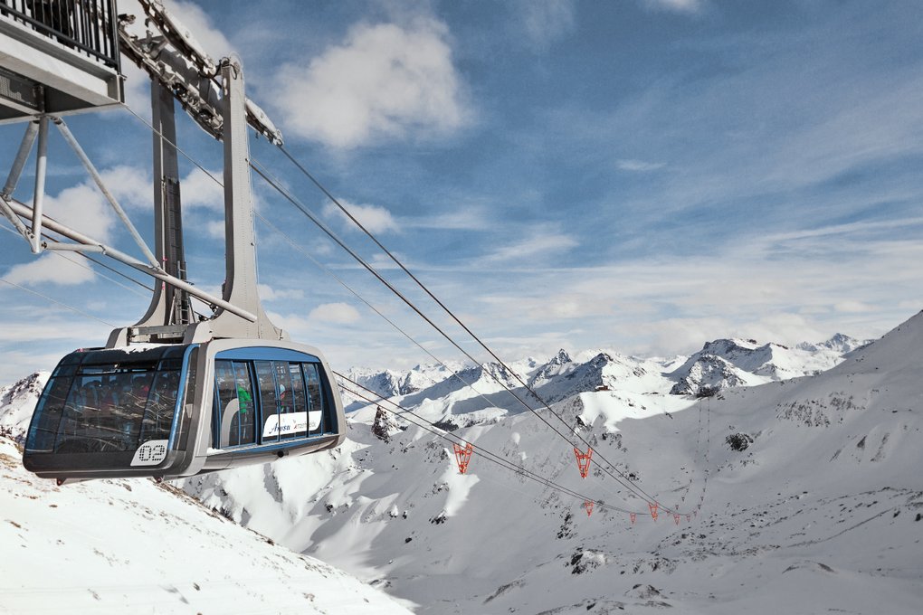 Die Urdenbahn verbindet die beiden Skigebiete Arosa und Lenzerheide. Im Hintergrund schneebedeckte Berge.