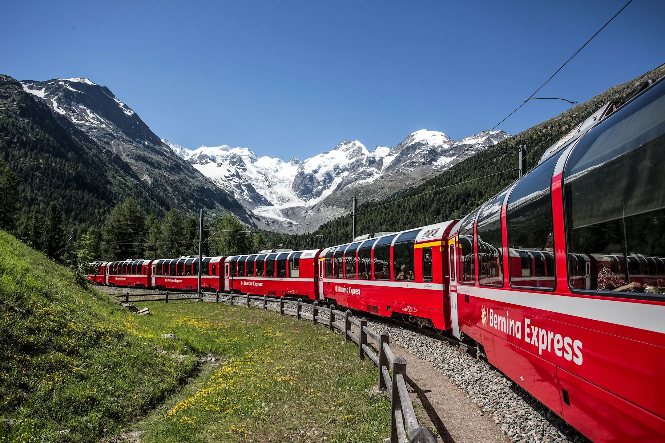 Der Bernina Express fährt im Sommer durch die Montebellokurve.
