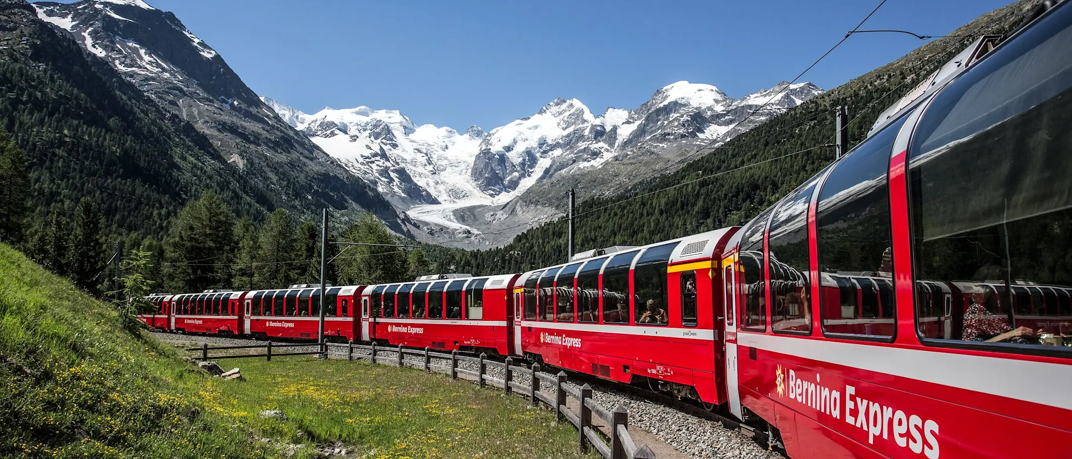 Der Bernina Express fährt im Sommer durch die Montebellokurve.