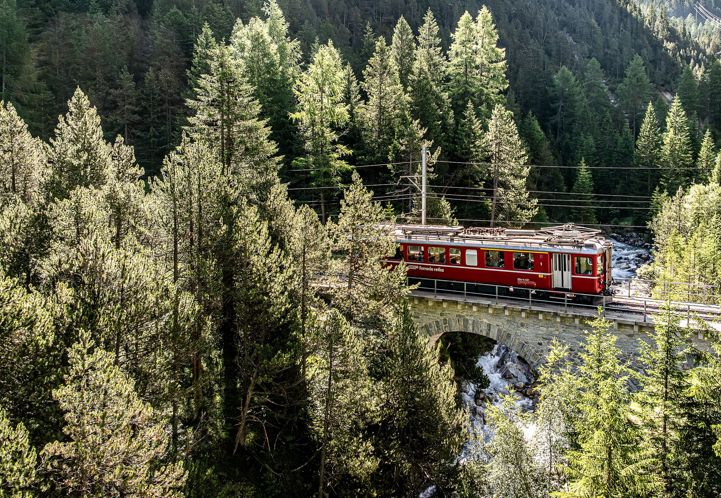 Der historische «Fliegenden Rhätier» ABe 4/4 501 fährt über ein Viadukt. 