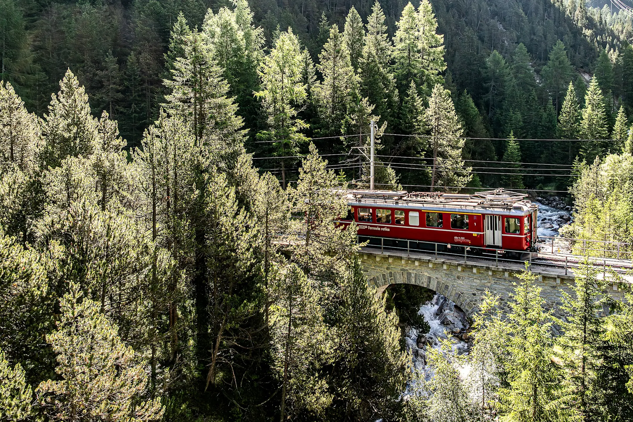 Der historische «Fliegenden Rhätier» ABe 4/4 501 fährt über ein Viadukt.