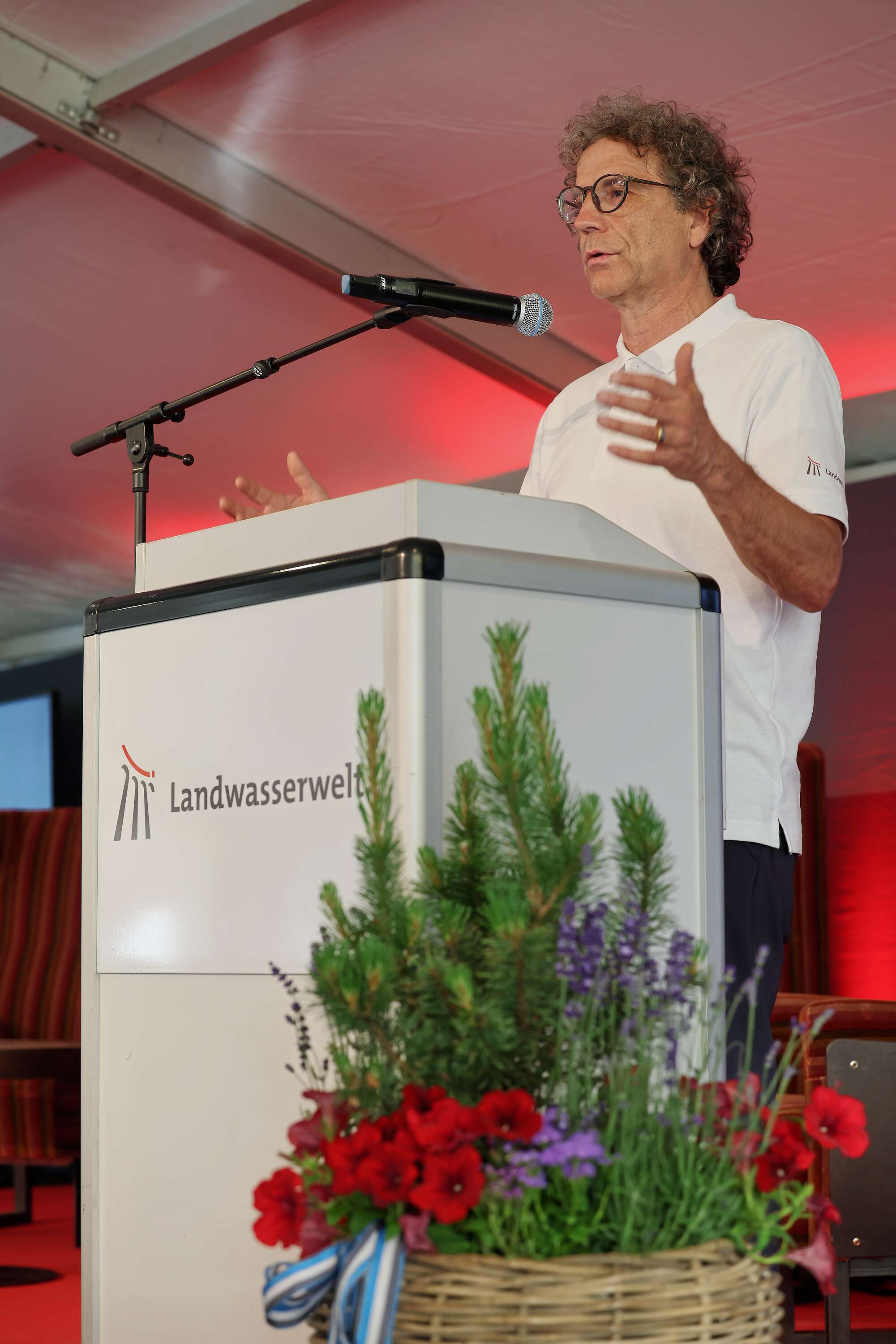 Produktmanager UNESCO Roman Cathomas hält eine Rede bei der Lancierung der Landwasserwelt.