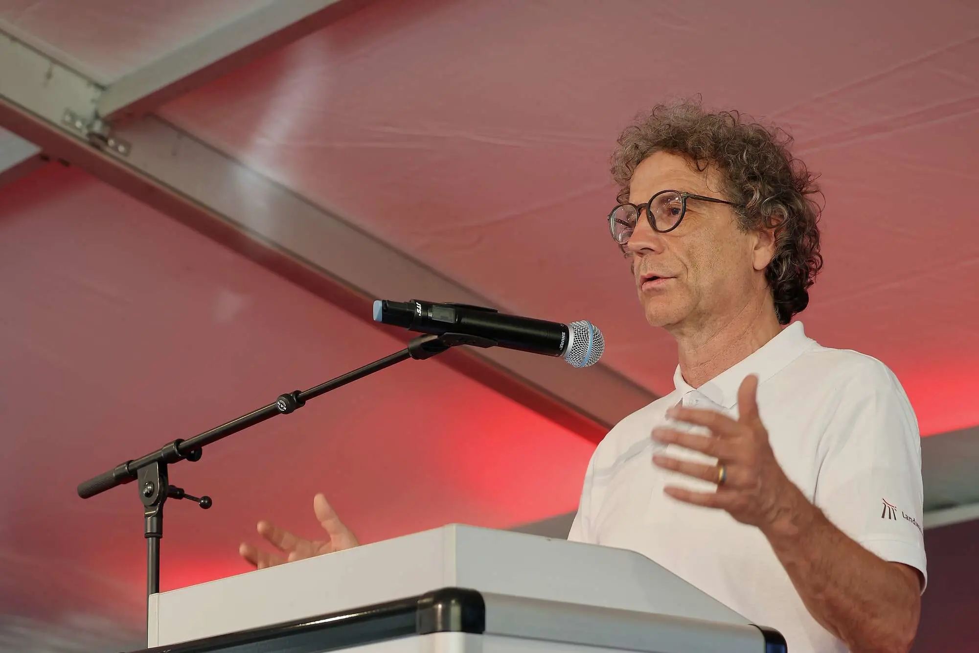 Produktmanager UNESCO Roman Cathomas hält eine Rede bei der Lancierung der Landwasserwelt.