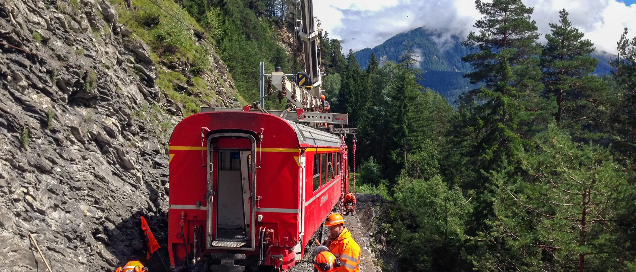 Nach dem Unfall in Tiefencastel 2014 sicher Mitarbeitende einen Bahnwagen mit Hilfe eines Krans