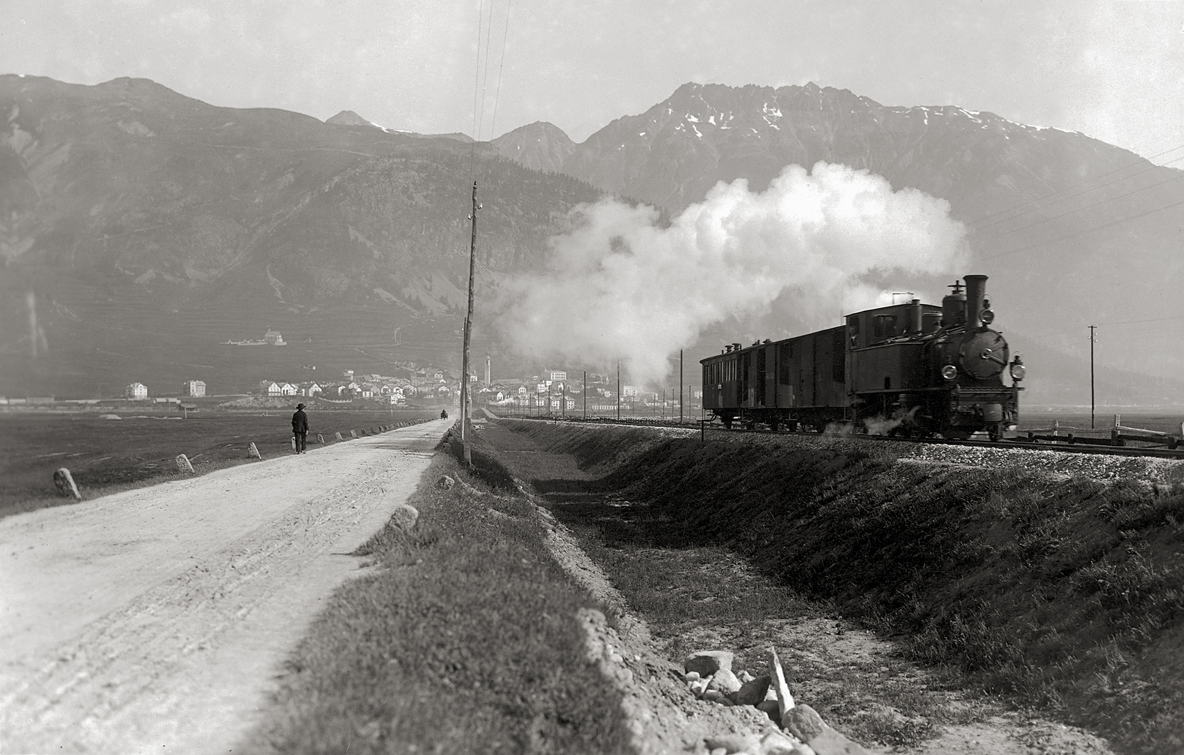 Steam train on the dam between Samedan and Pontresina in 1908