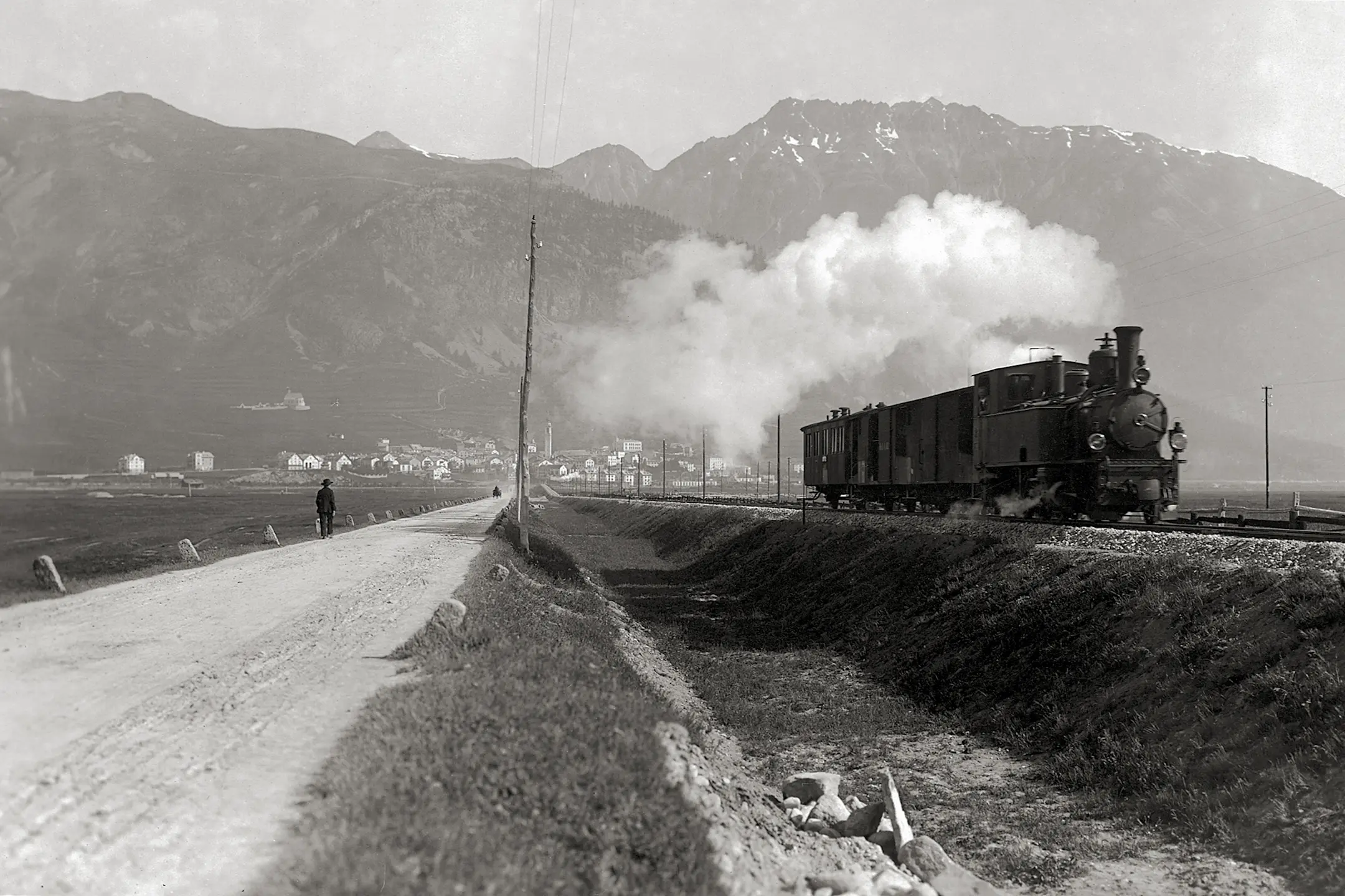 Dampfzug auf dem Damm zwischen Samedan und Pontresina im Jahr 1908