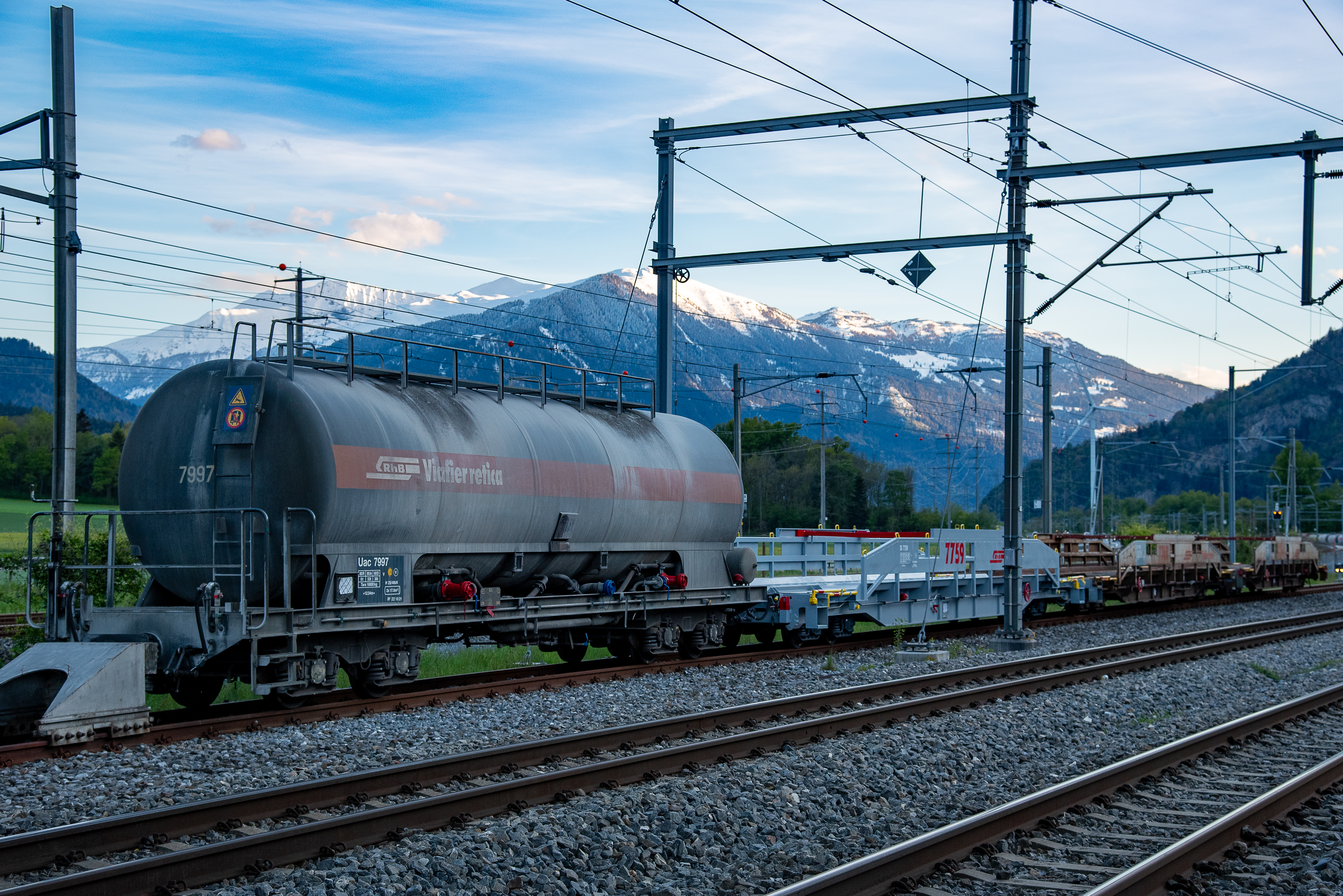 Ein Staubgutwagen vom Typ «Uac» 7997 mit dem Logo der Rhätischen Bahn