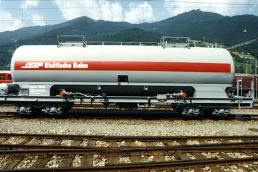 Ein weißer Staubgutwagen vom Typ «Uac» mit dem Logo der Rhätischen Bahn