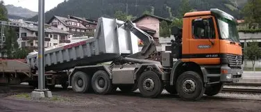 Ein Abrollcontainer wird von einem LKW abgeladen