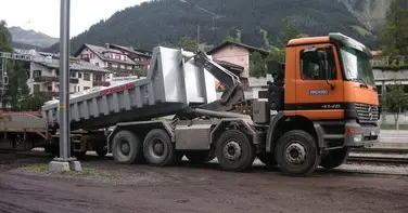 Ein Abrollcontainer wird von einem LKW abgeladen