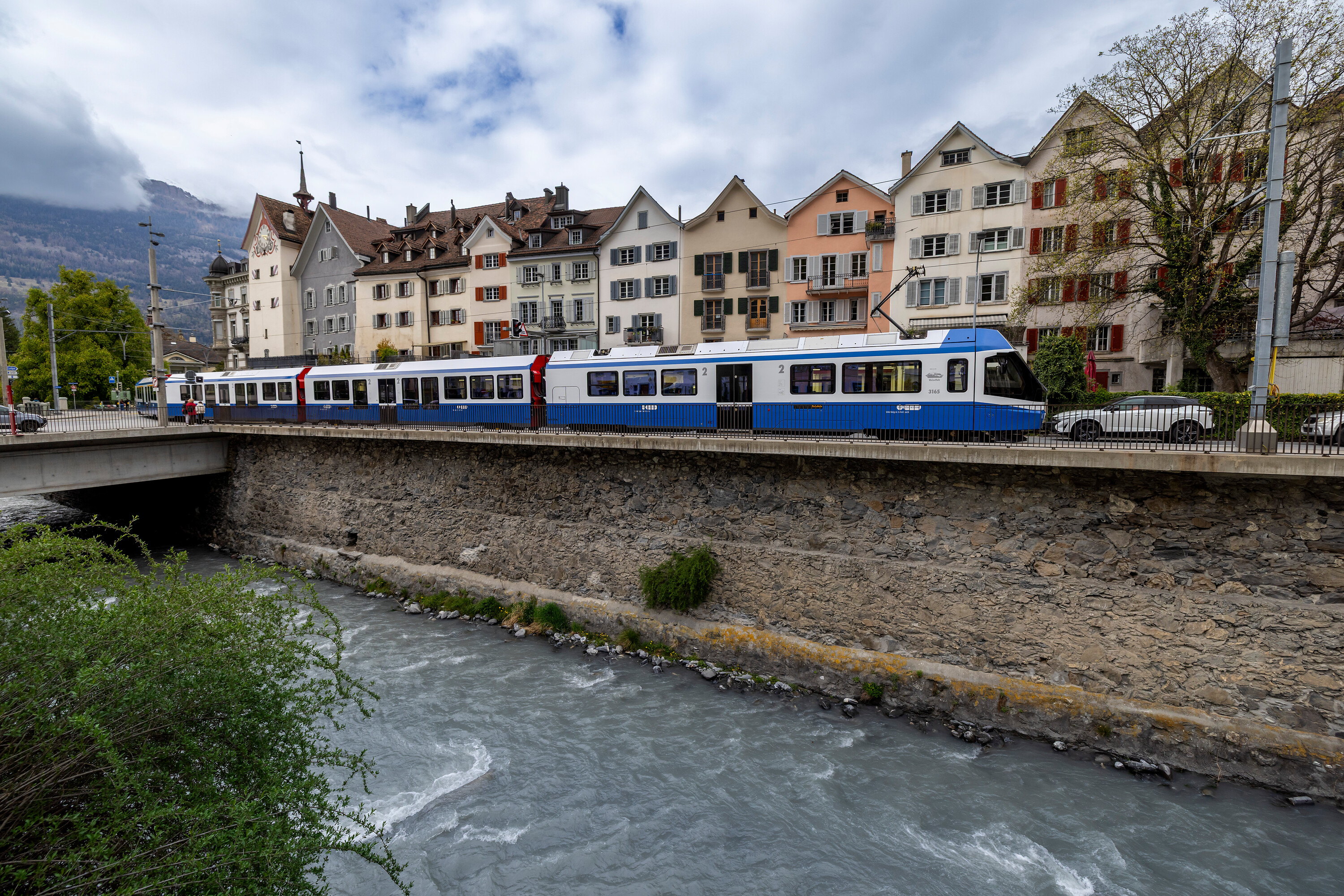 VBZ-Zug entlang dem Lindequai in Chur