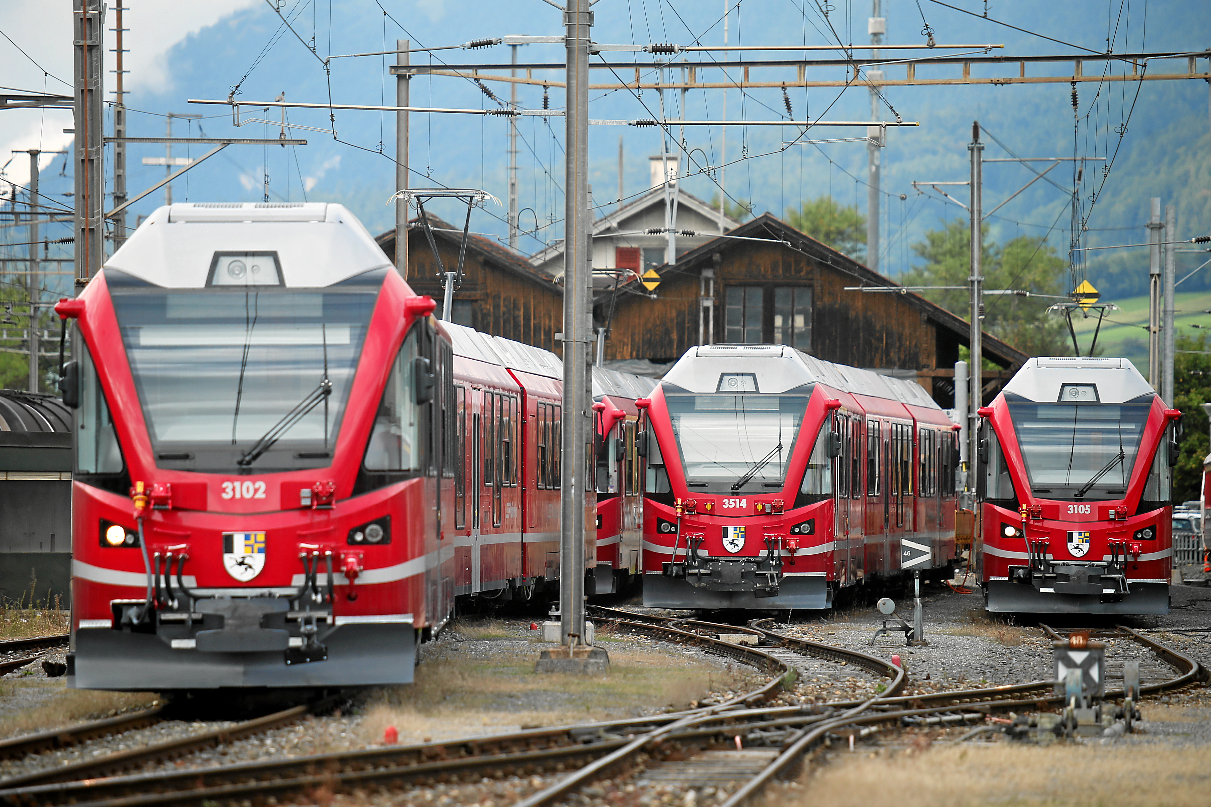 Three ALLEGRA railcars belonging to the RhB stand side by side in the Landquart depot – ready for their next assignment.