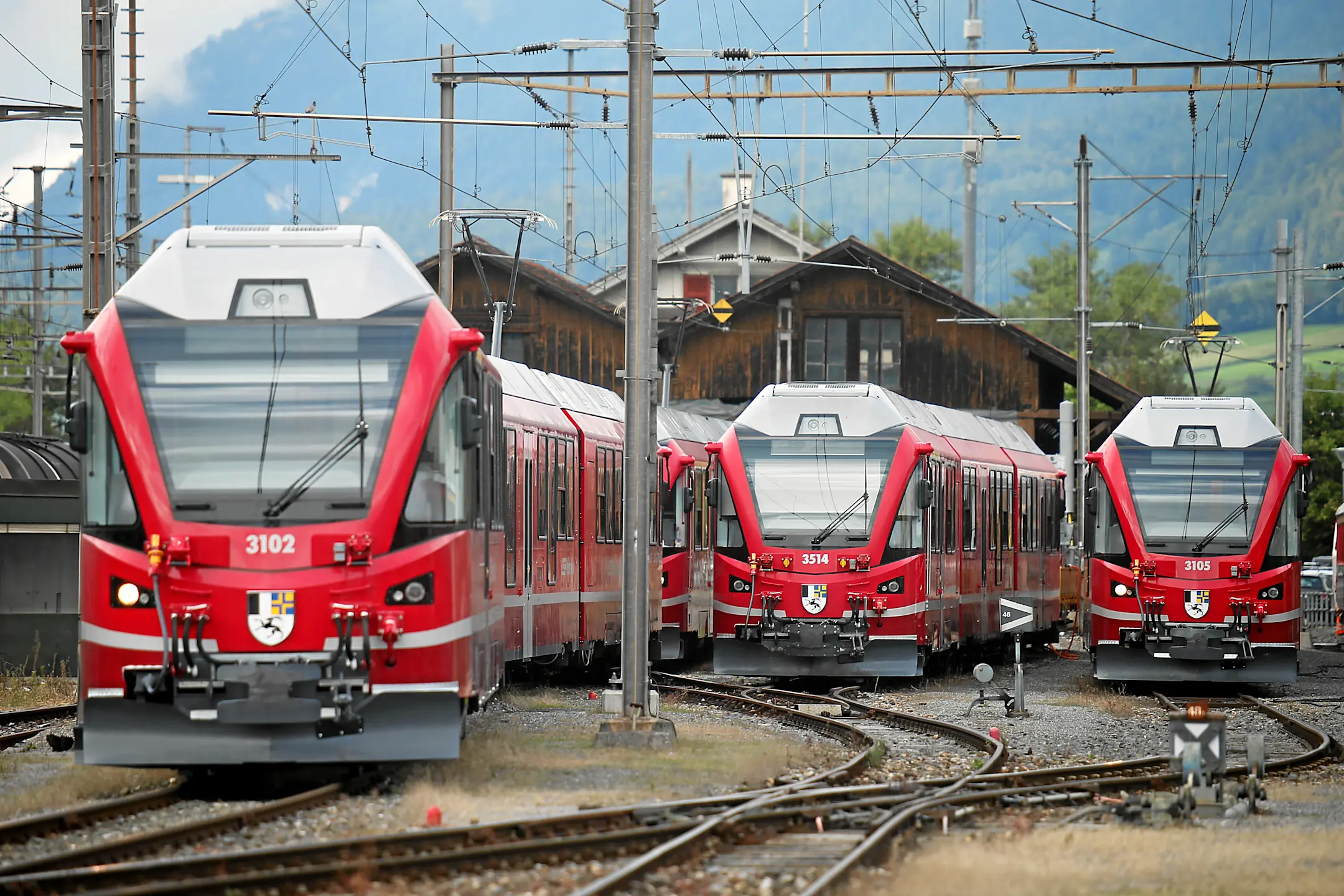 Drei Allegra-Triebzüge der Rhätischen Bahn stehen nebeneinander im Depot Landquart – bereit für ihren nächsten Einsatz.