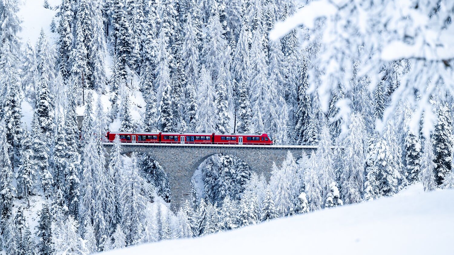 Capricorn Zug im Winter beim Viadukt Val Püzza
