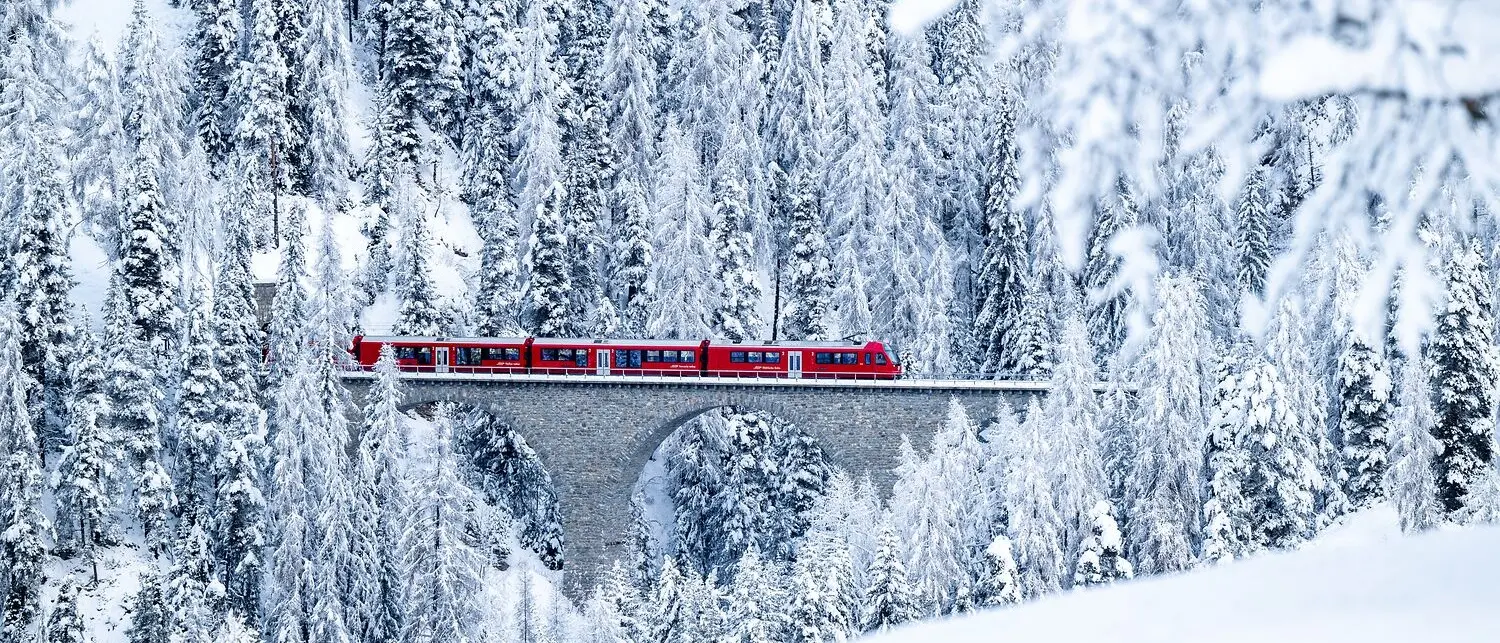 Capricorn Zug im Winter beim Viadukt Val Püzza