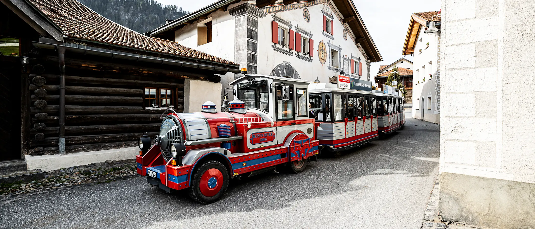 Der Landwasser Express der Rhätischen Bahn fährt auf dem Weg zum Landwasserviadukt durch Filisur.