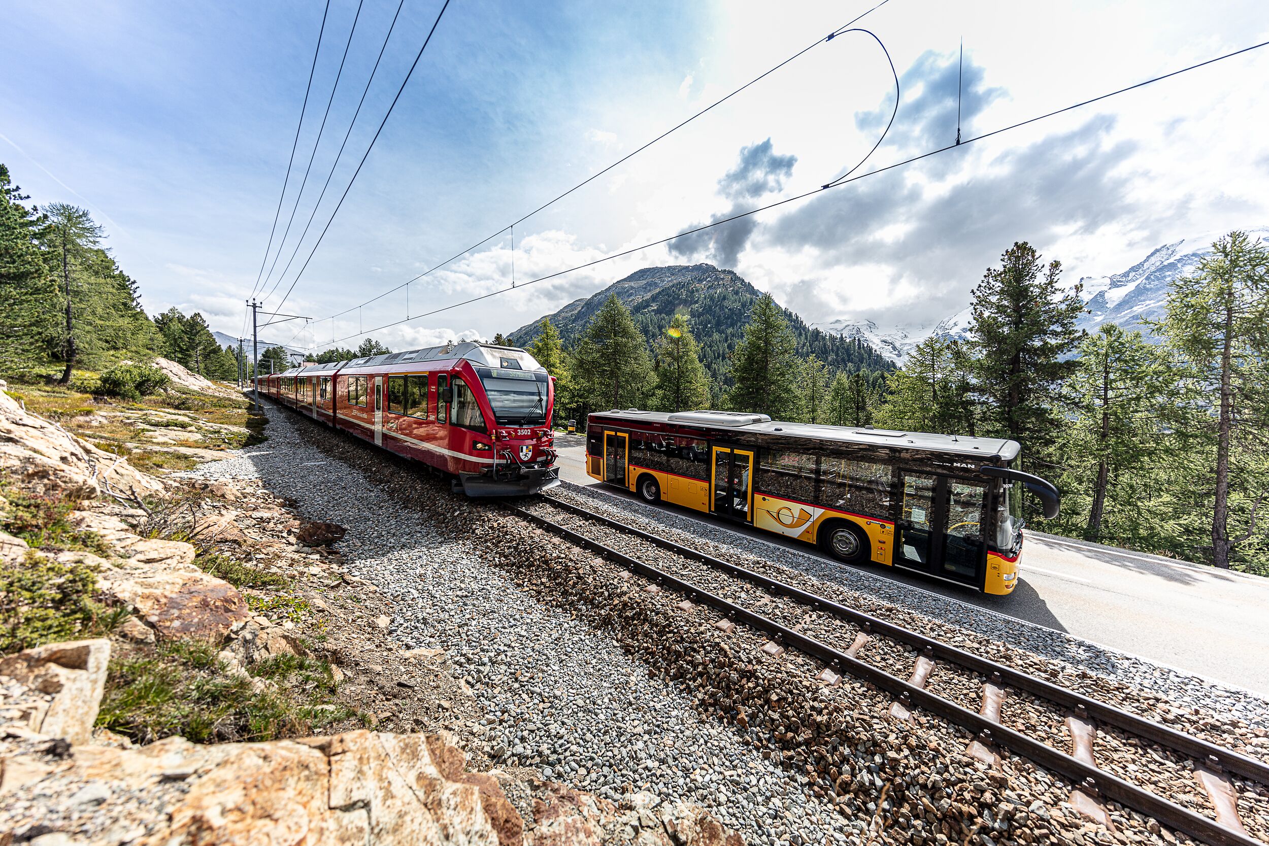 Ein Regioalzug der RhB und Postauto auf der Berninalinie.