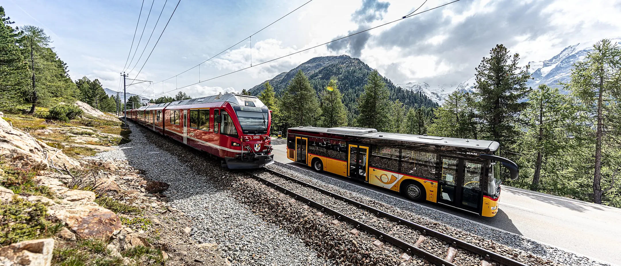 Ein Regioalzug der RhB und Postauto auf der Berninalinie.