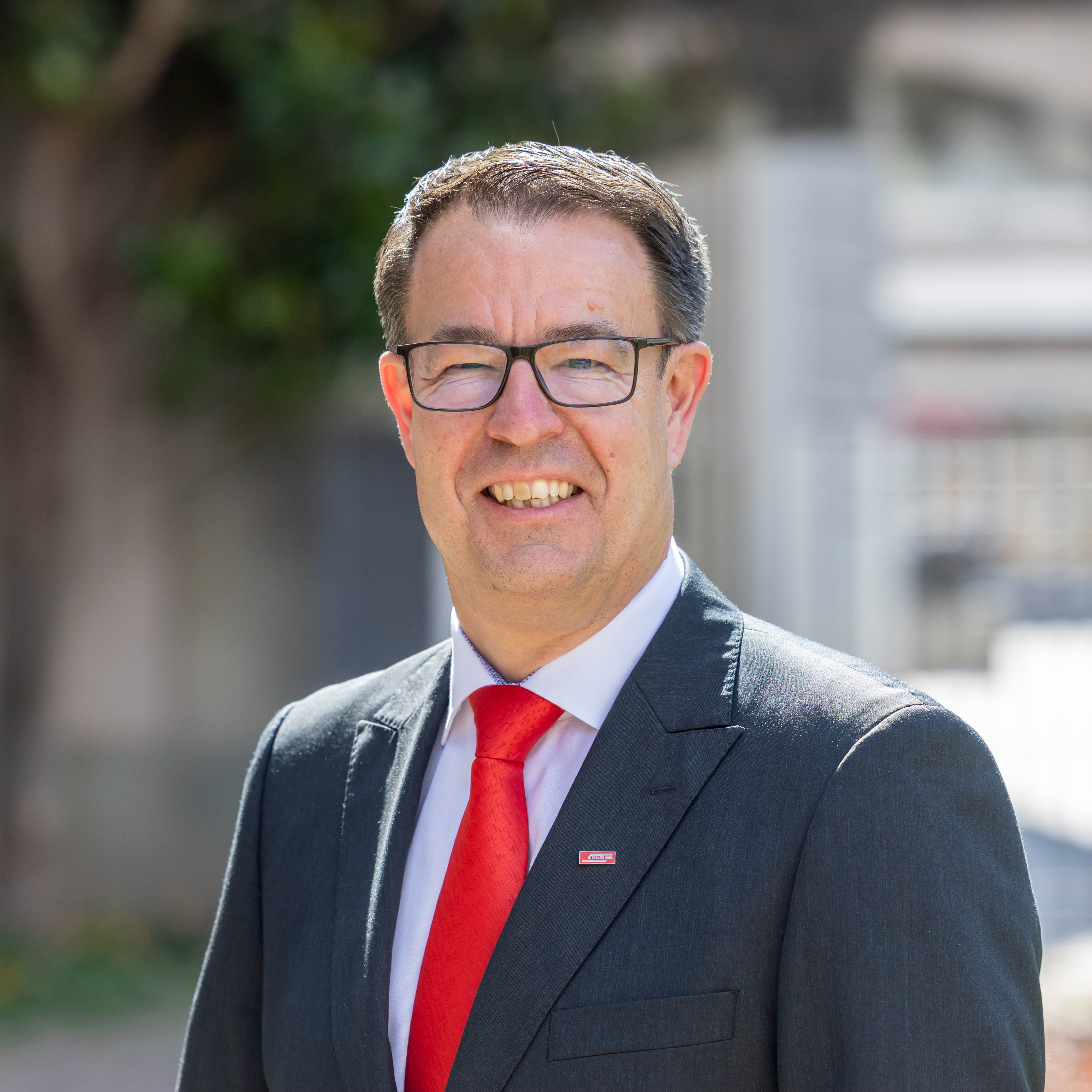 Piotr Caviezel - Geschäftsleitung mit roter Krawatte