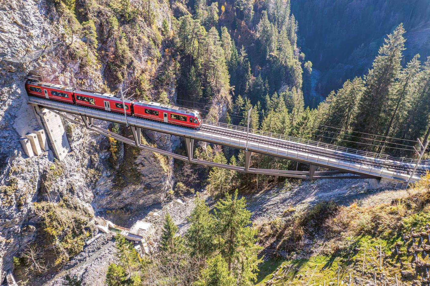Castieler Viadukt mit RhB Zug