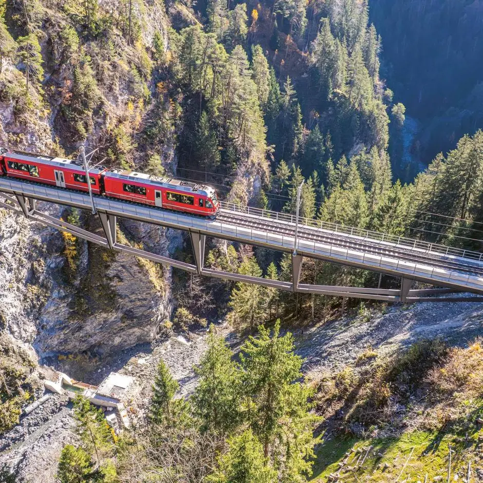 Castieler Viadukt mit RhB Zug