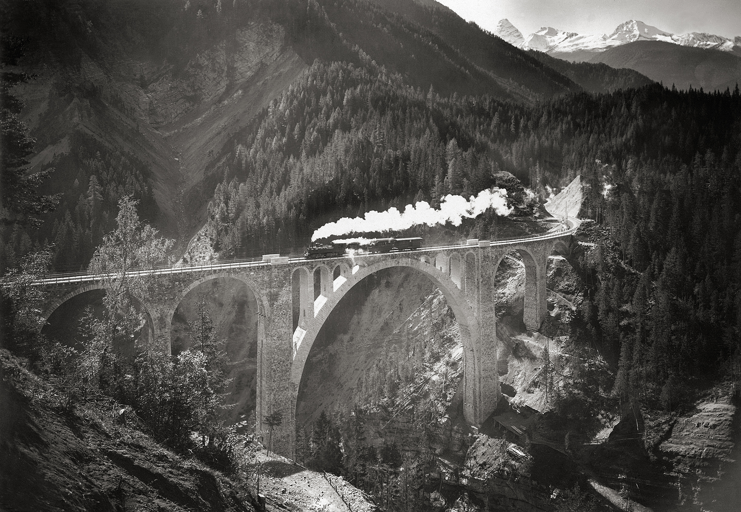 Steam train on the Wiesner Viaduct in 1910.