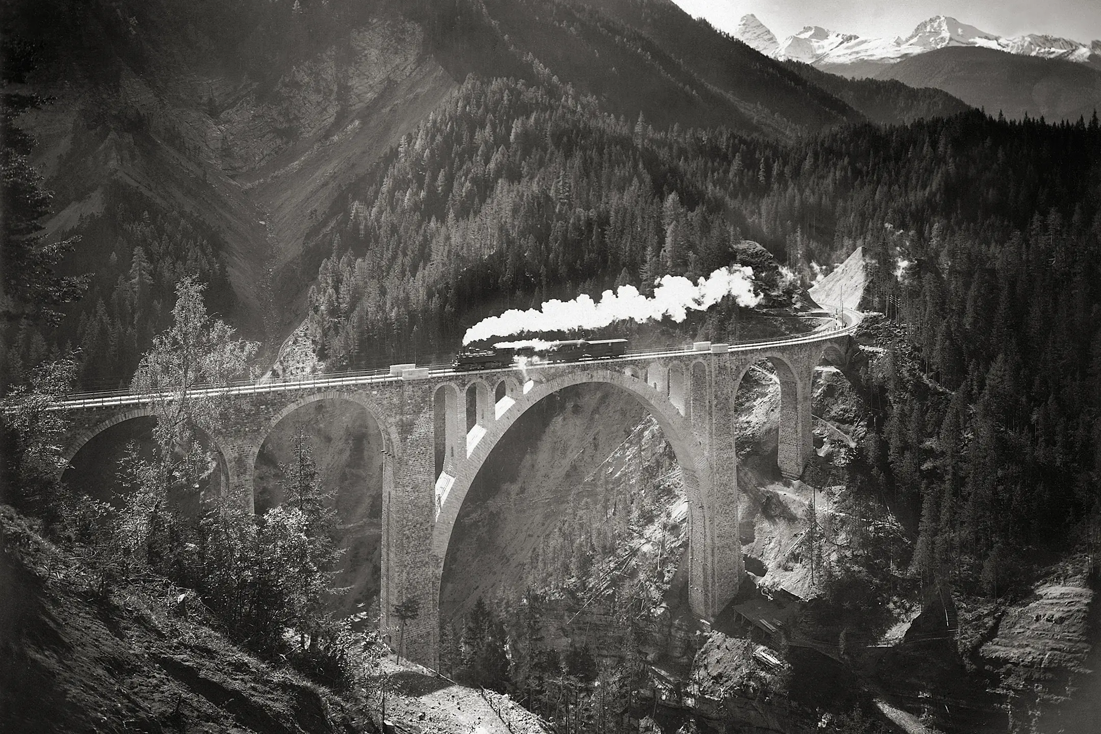 Dampfzug auf dem Wiesnerviadukt im Jahr 1910.