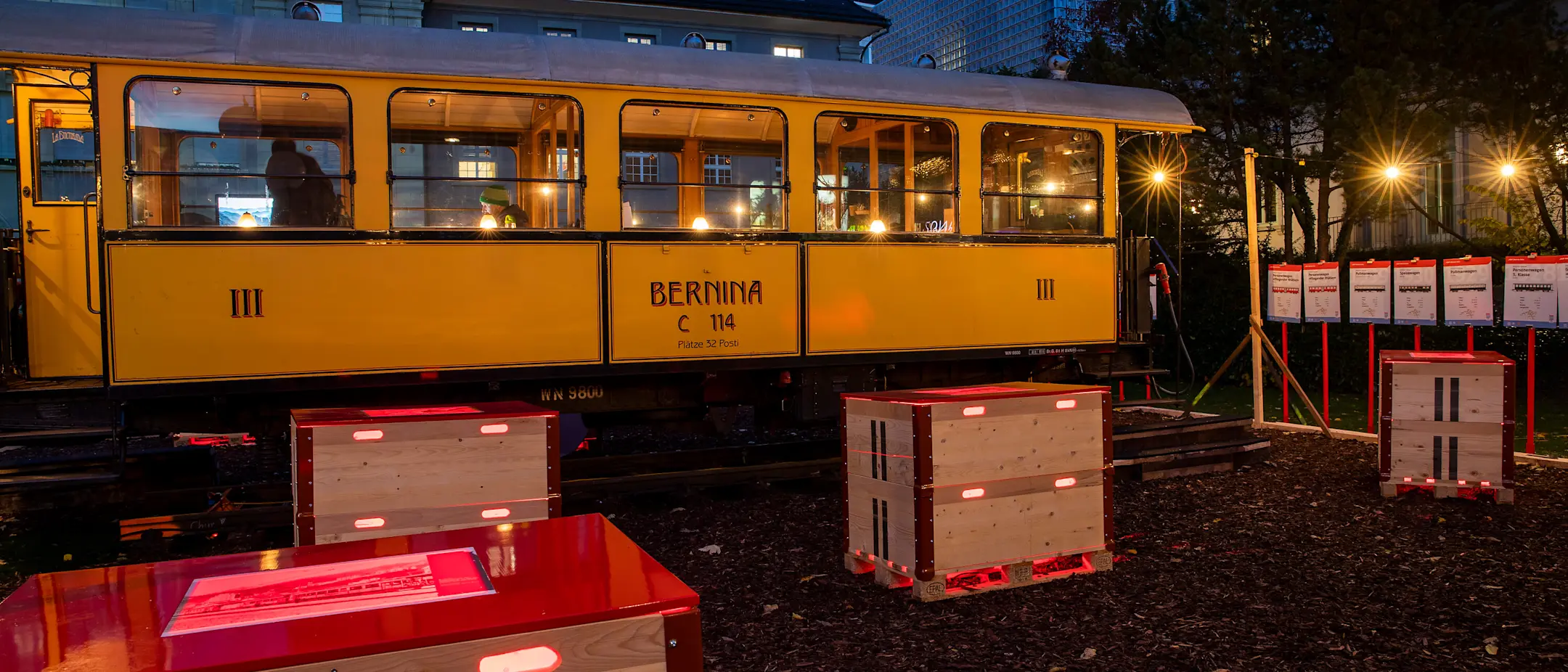 Der historische Bistrowagen «Bucunada» während der Adventszeit 2019 im RhB-Park in Chur.
