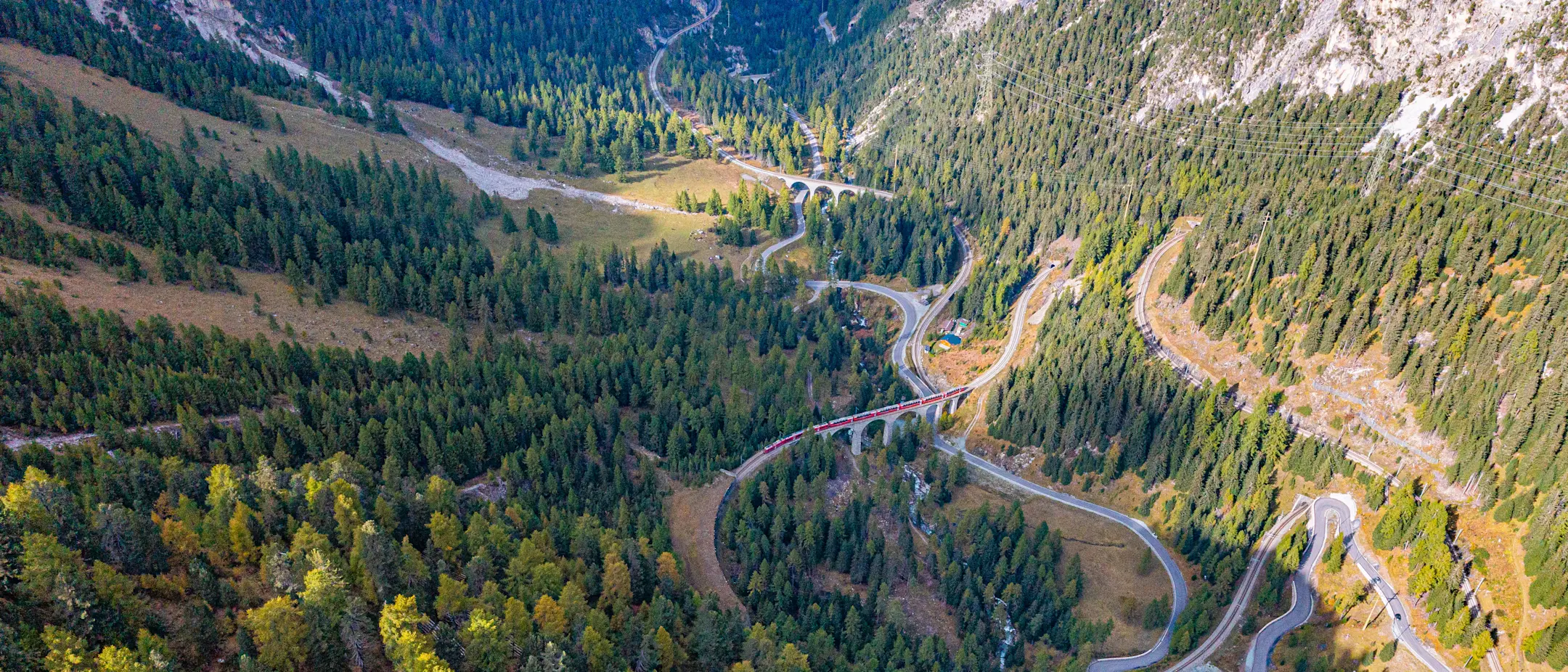 Ein Mann am Computer fährt im Capricorn vorbei an einer Berglandschaft
