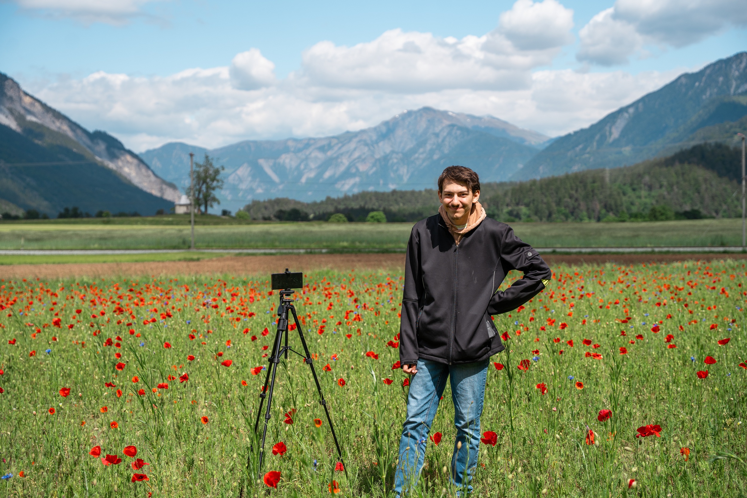 Der Trainspotter Michi Dux wartet mit seinem Stativ auf den nächsten Zug.