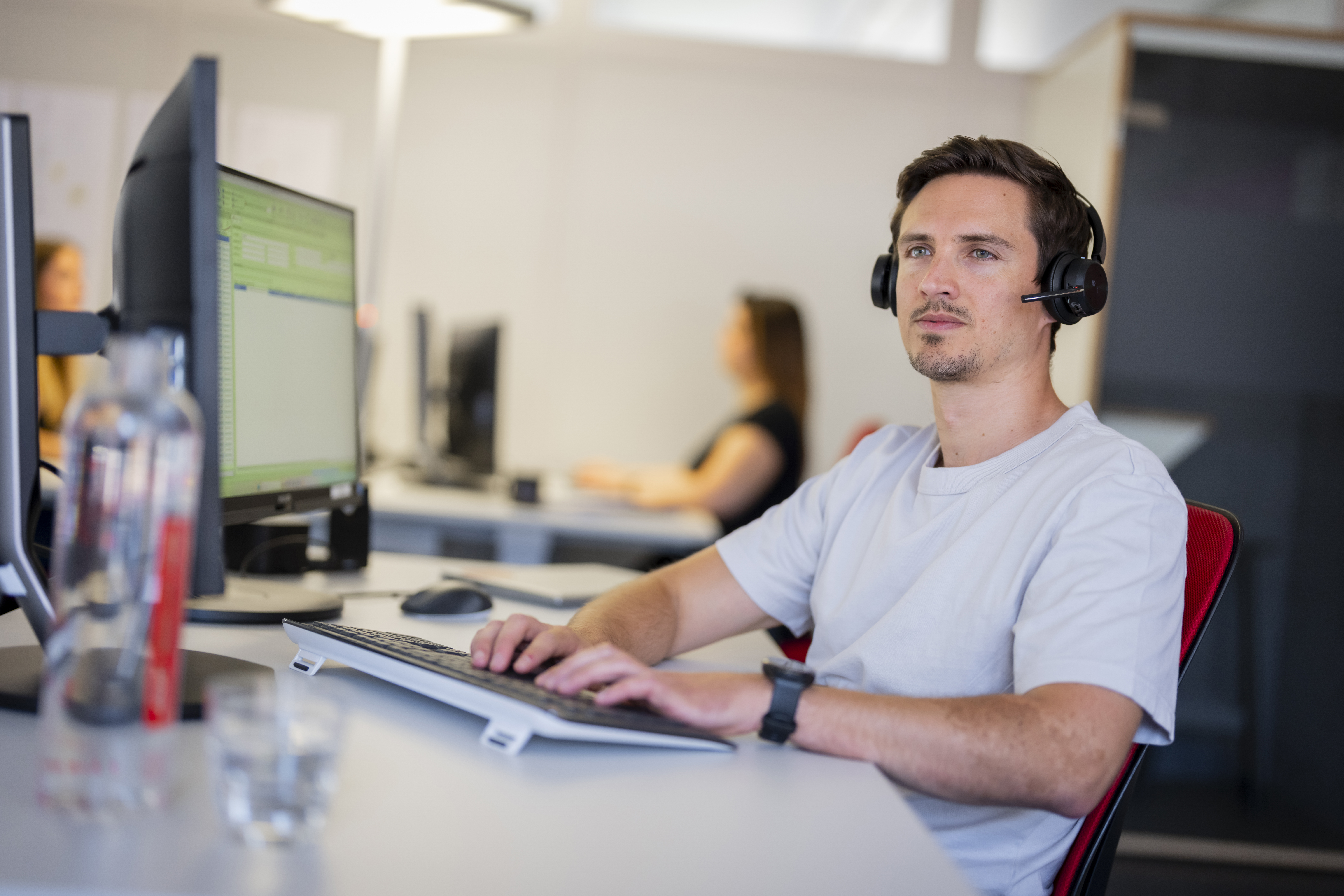 Ein Mitarbeiter sitzt am Computer und arbeitet