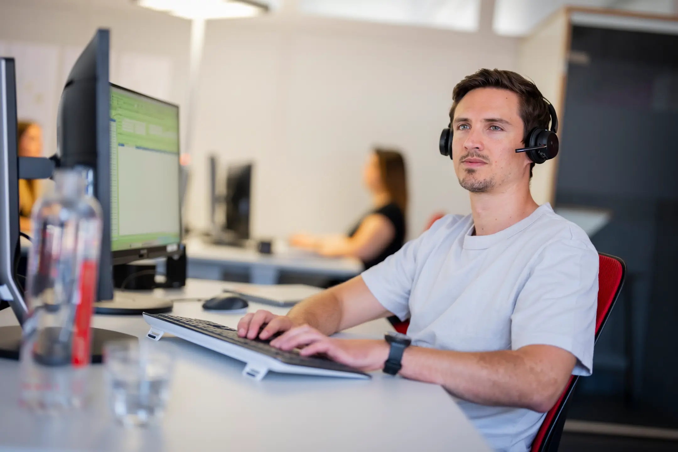 Ein Mitarbeiter sitzt am Computer und arbeitet