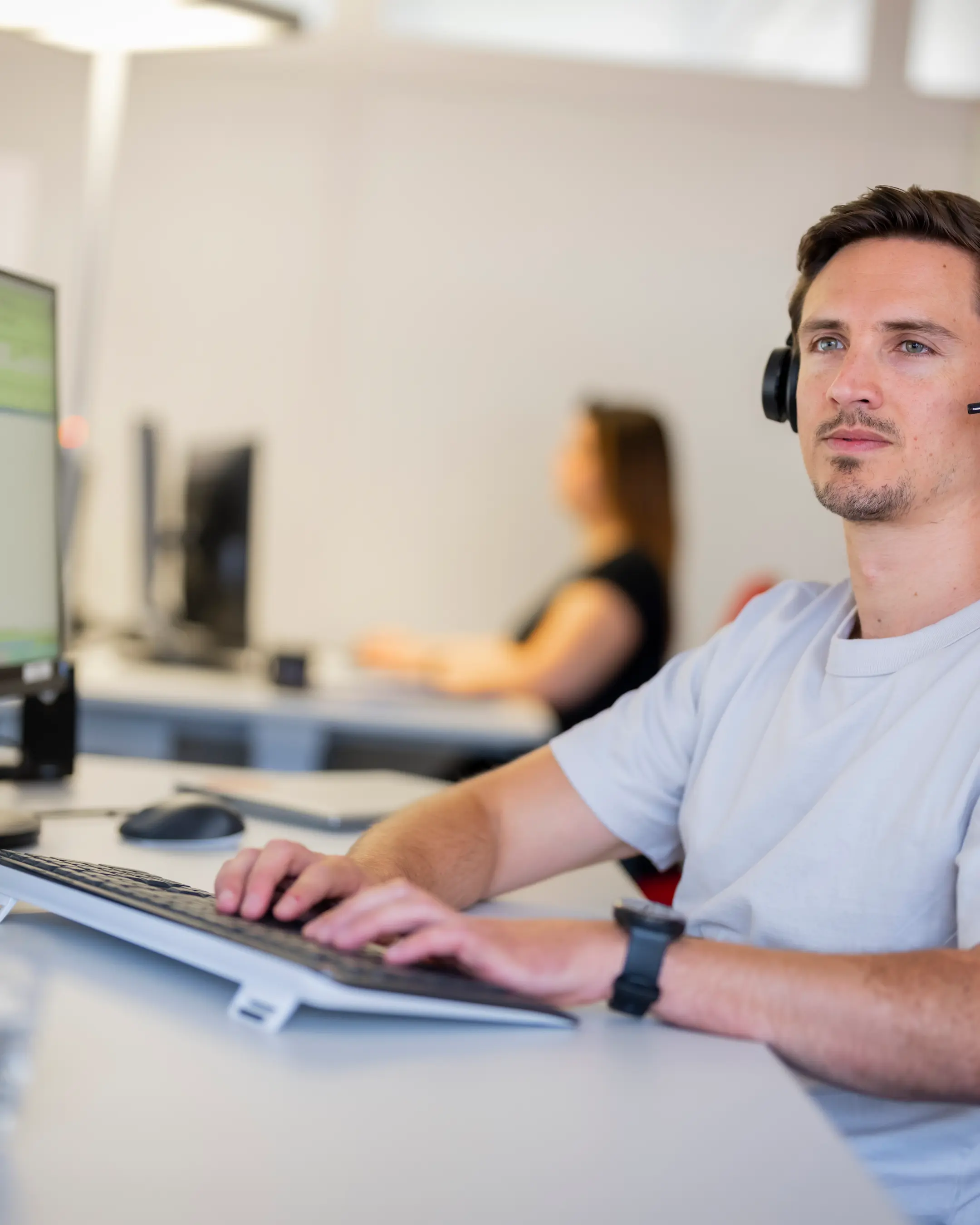 Ein Mitarbeiter sitzt am Computer und arbeitet