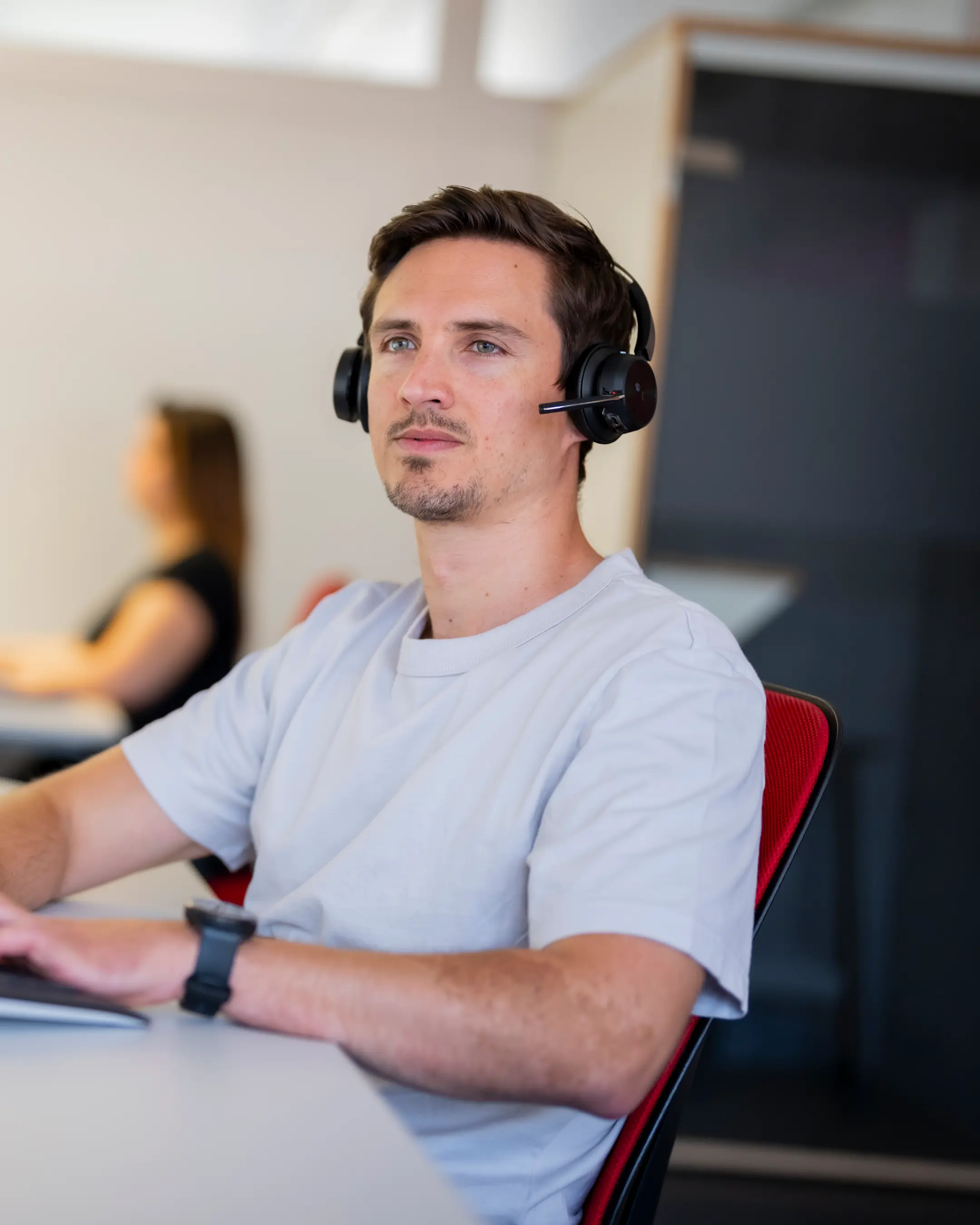 Ein Mitarbeiter sitzt am Computer und arbeitet