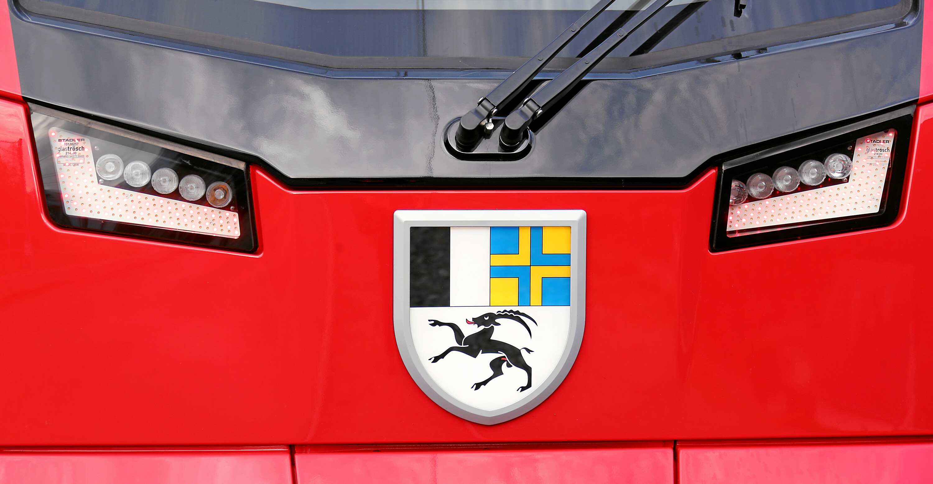 Nahaufnahme der Front des Capricorn-Triebzugs mit Fokus auf dem Bündern Wappen.