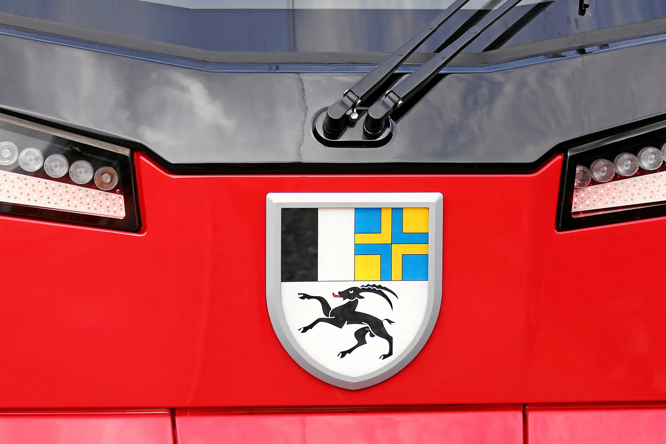 Nahaufnahme der Front des Capricorn-Triebzugs mit Fokus auf dem Bündern Wappen.