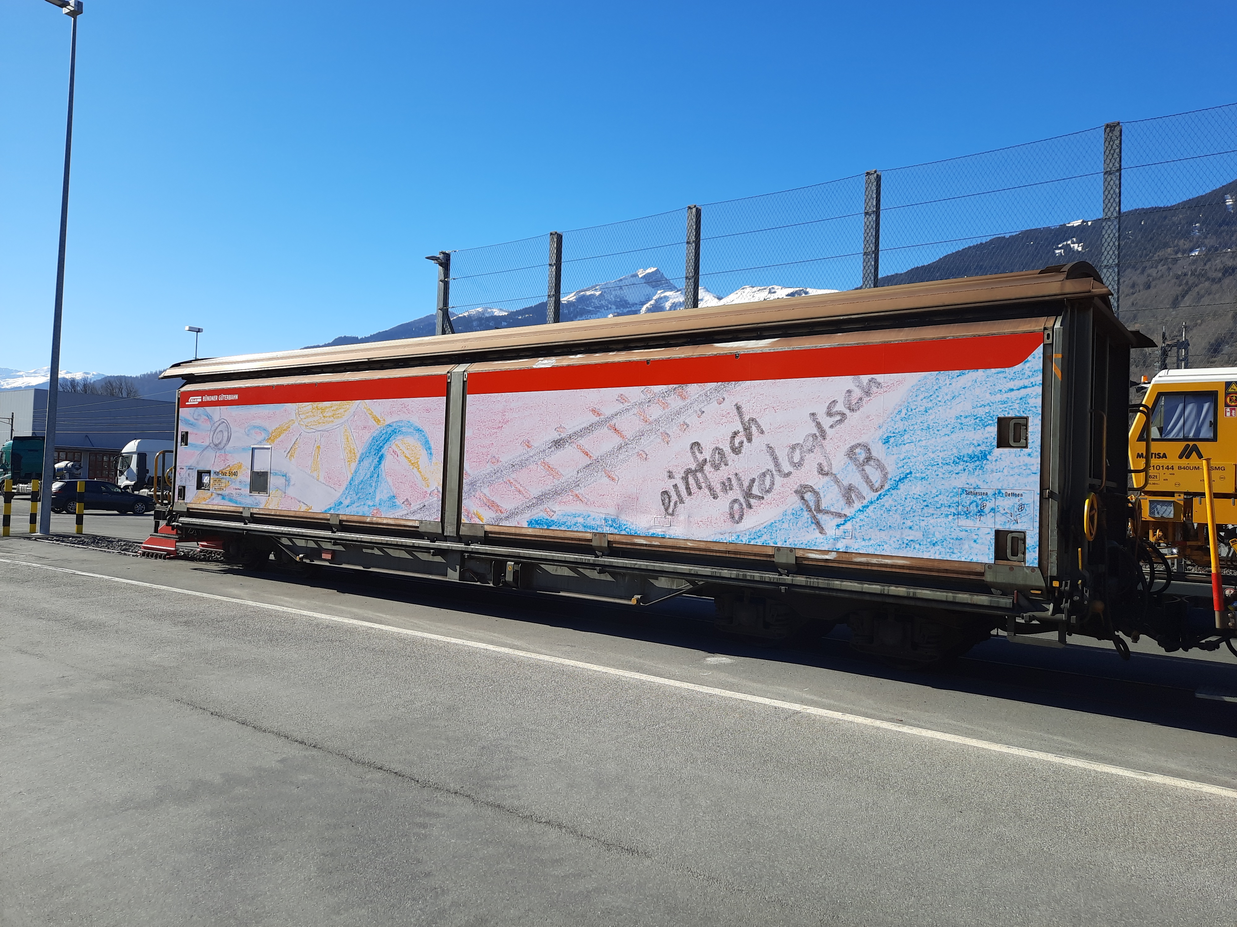 Ein Schiebewandwagen vom Typ Haik mit Kinderzeichnung RhB