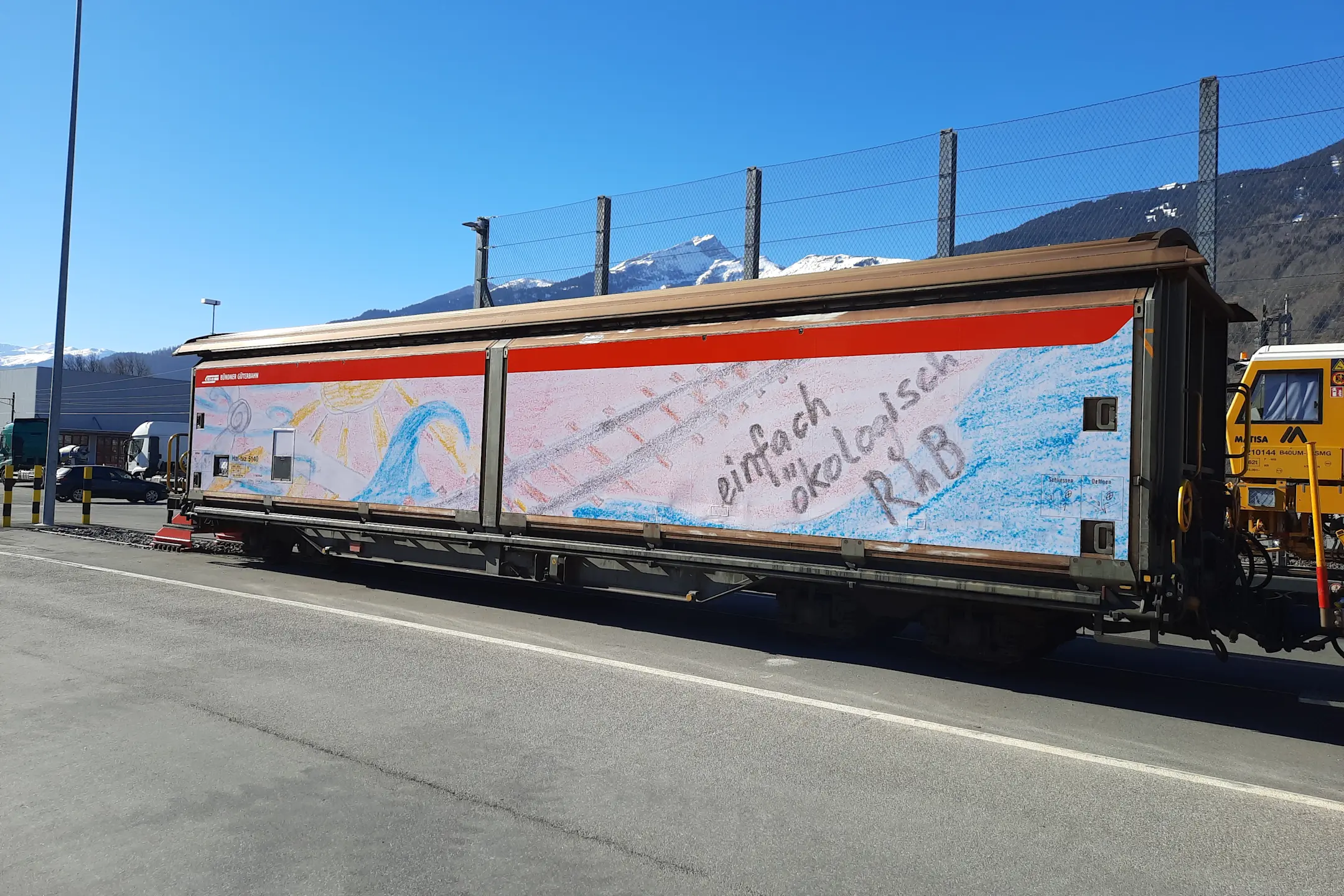 Ein Schiebewandwagen vom Typ Haik mit Kinderzeichnung RhB