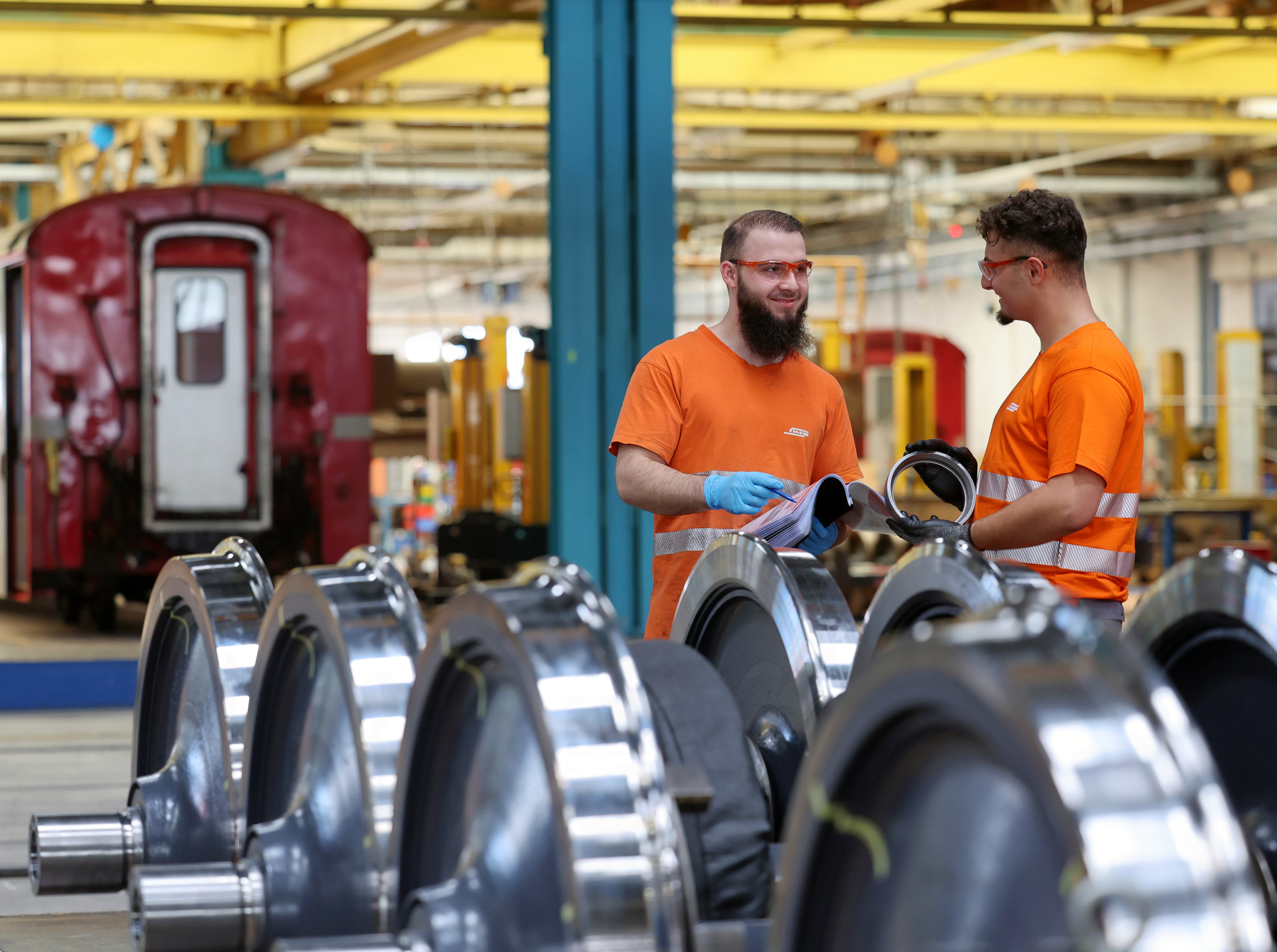 Zwei Mitarbeitende im Lager Rollmaterial der RhB