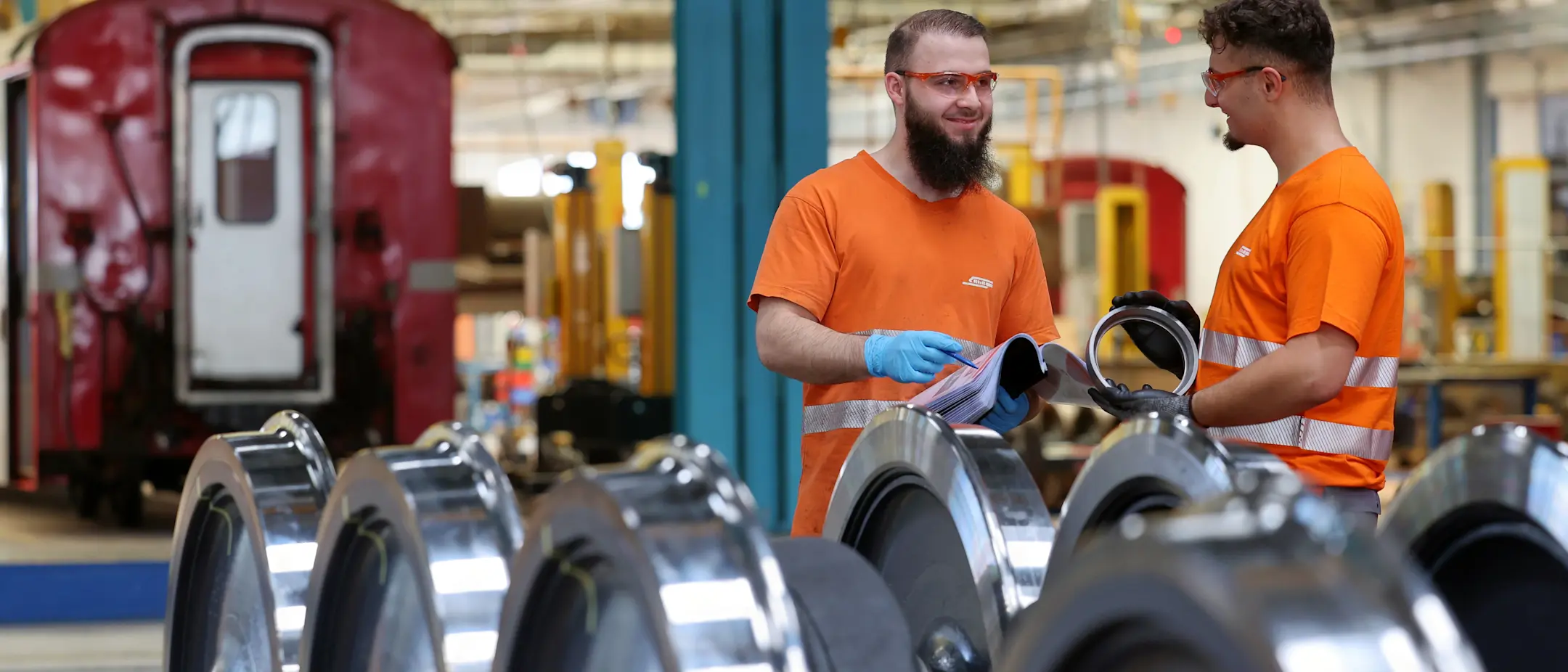 Zwei Mitarbeitende im Lager Rollmaterial der RhB