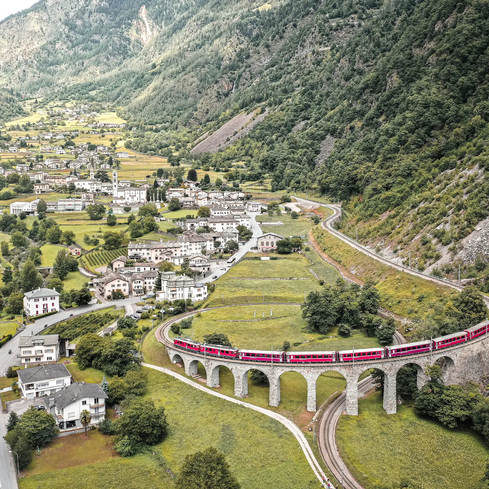 Ein Regionalzug der RhB fährt über den Kreisviadukt in der Valposchiavo.